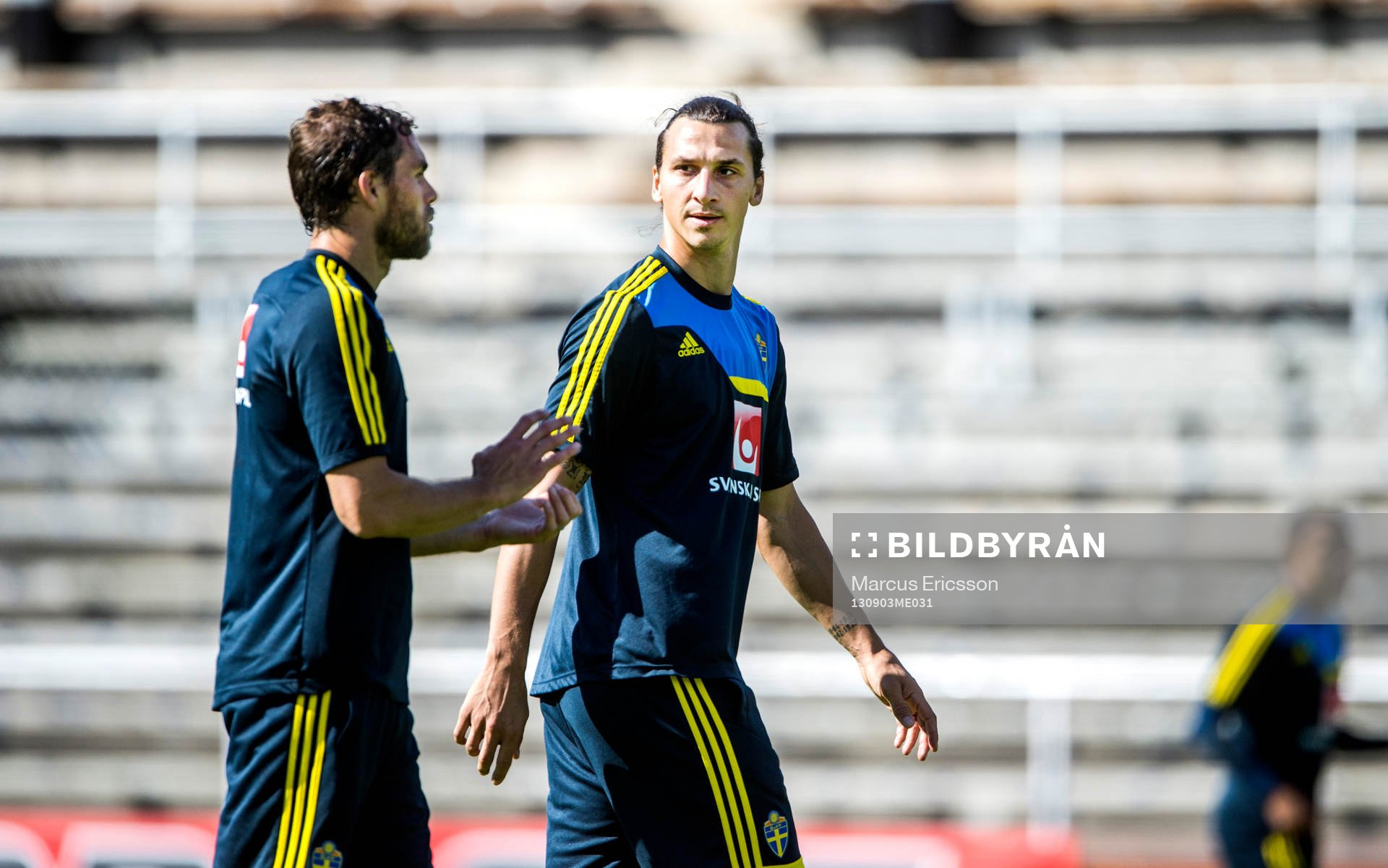 Sveriges Zlatan Ibrahimovic pratar med Johan Elmander