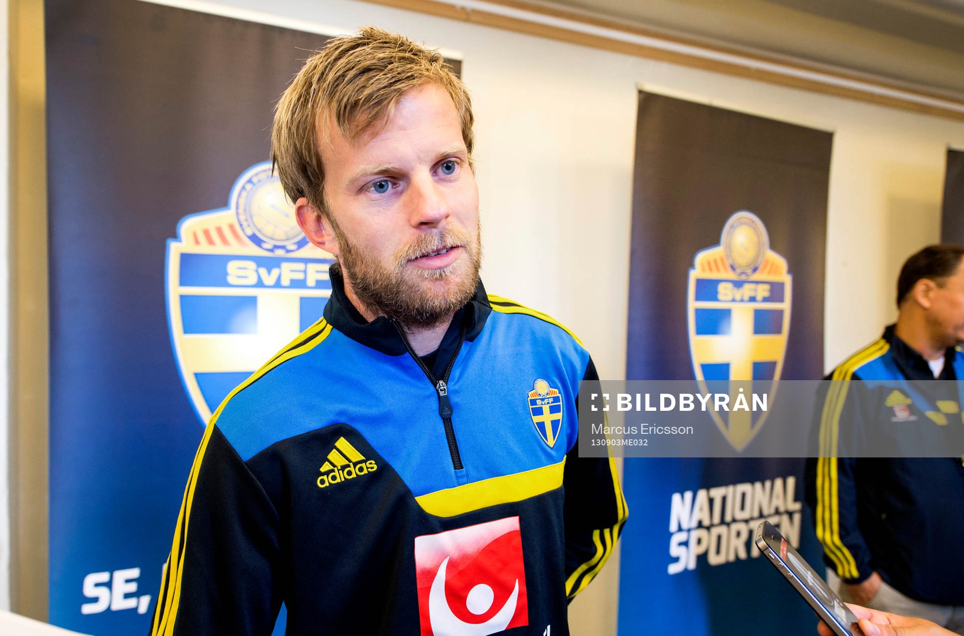 Sveriges Mikael Antonsson i mixed zone på Stockholm Stadion