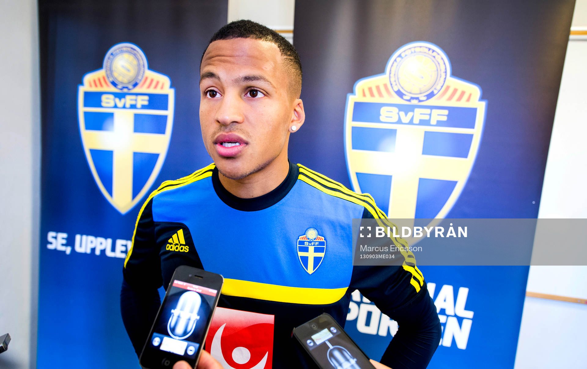 Sveriges Martin Olsson i mixed zone på Stockholm Stadion