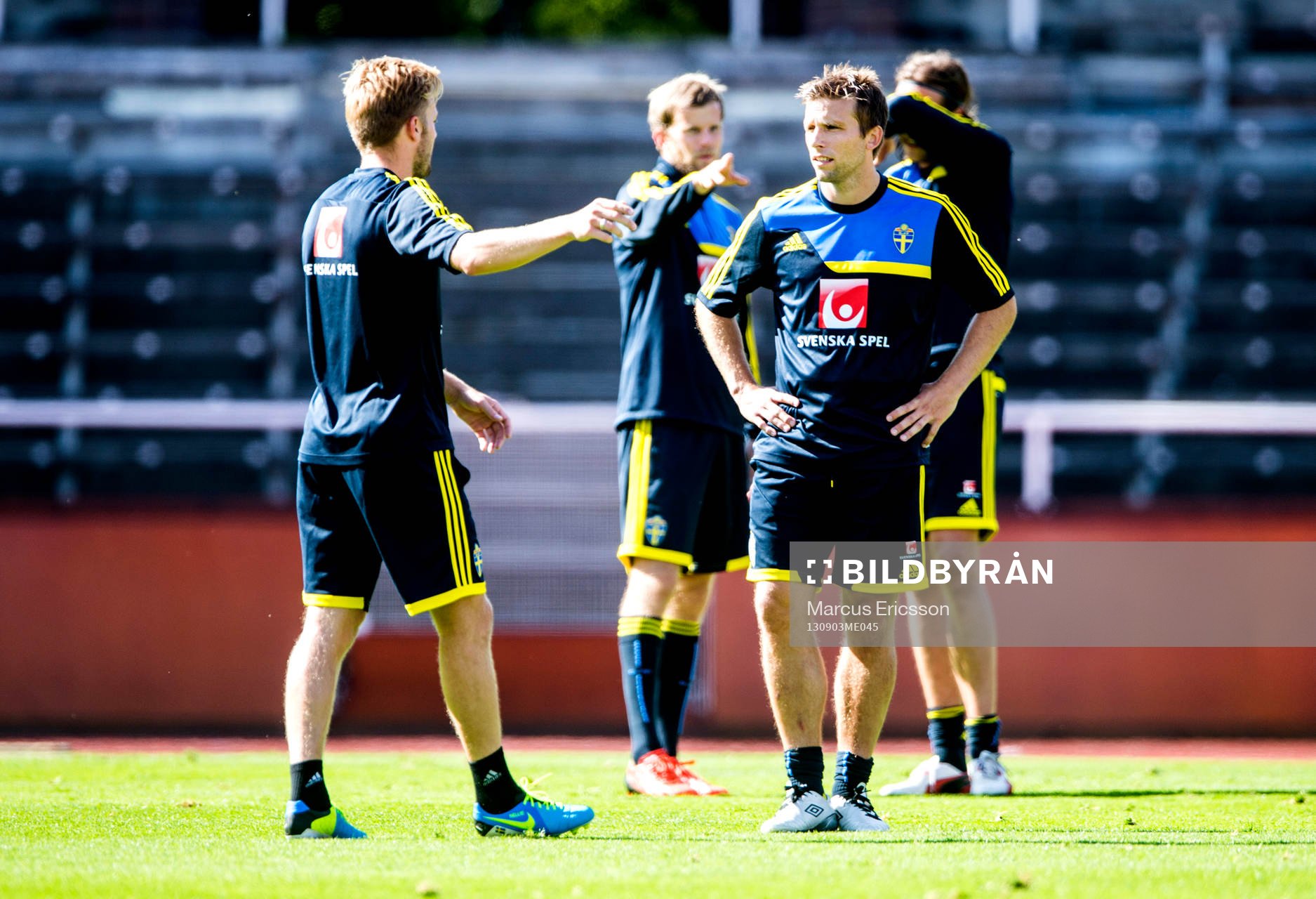 Sveriges Sebastian Larsson pratar med Anders Svensson diskuterar under träningen på Stockholm Stadion den 3 september 2013 i Stockholm inför EM-kval matcherna i fotboll.