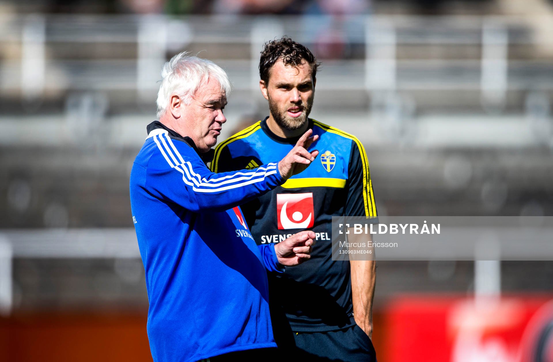 Sveriges spion Reine Almqvist informerar Johan Elmander under träningen på Stockholm Stadion den 3 september 2013 i Stockholm inför EM-kval matcherna i fotboll.