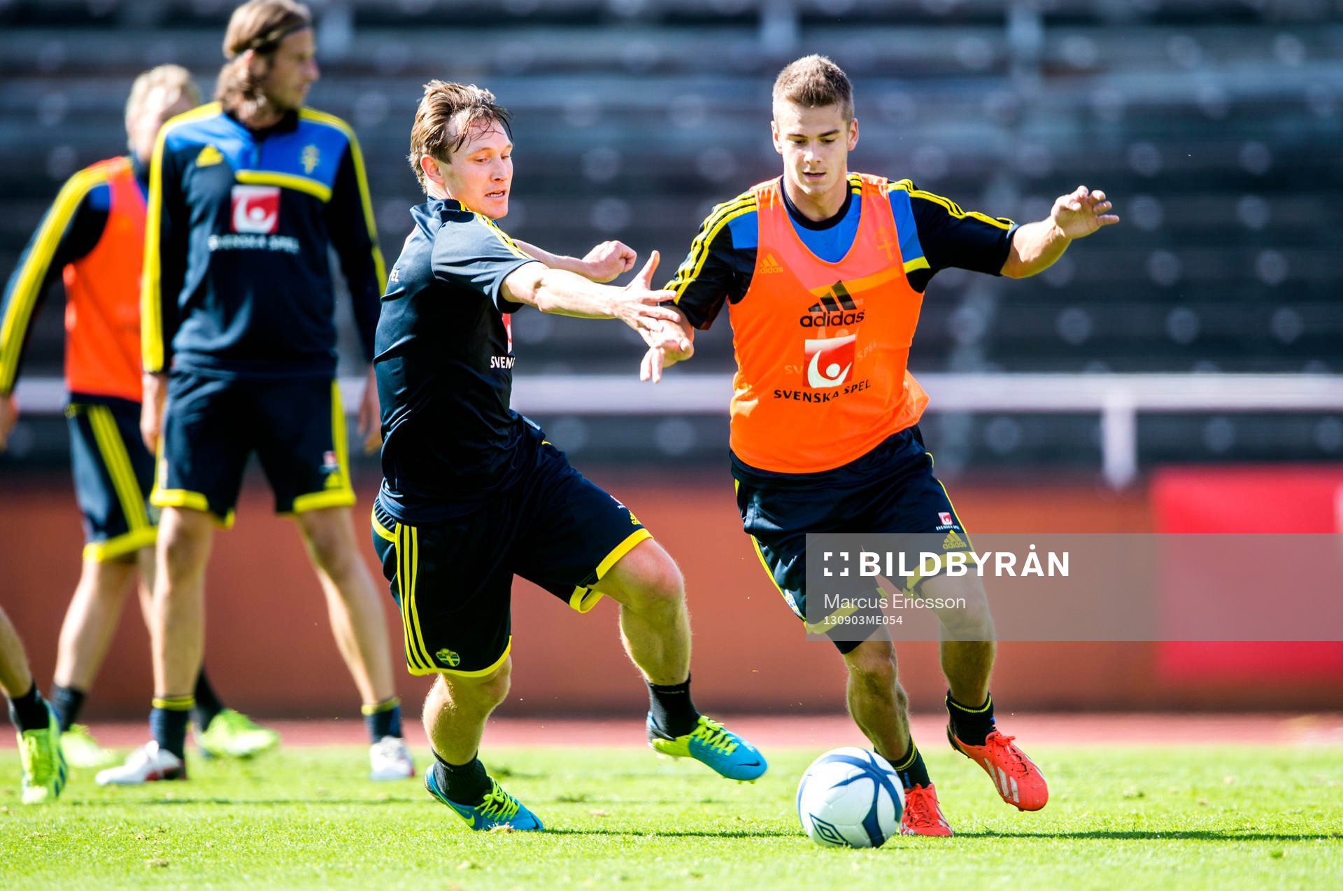 Sveriges Kim Källström jagar Alexander Kacaniklic under träningen på Stockholm Stadion den 3 september 2013 i Stockholm inför EM-kval matcherna i fotboll.