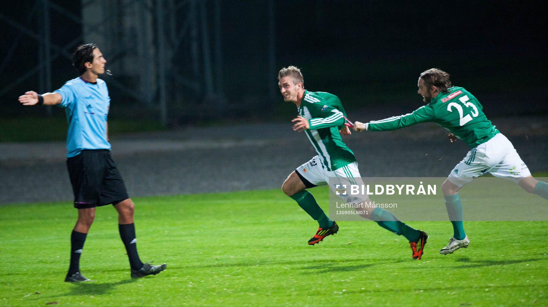 Vinbergs Hampus Svensson jublar, domare signalerar för mål