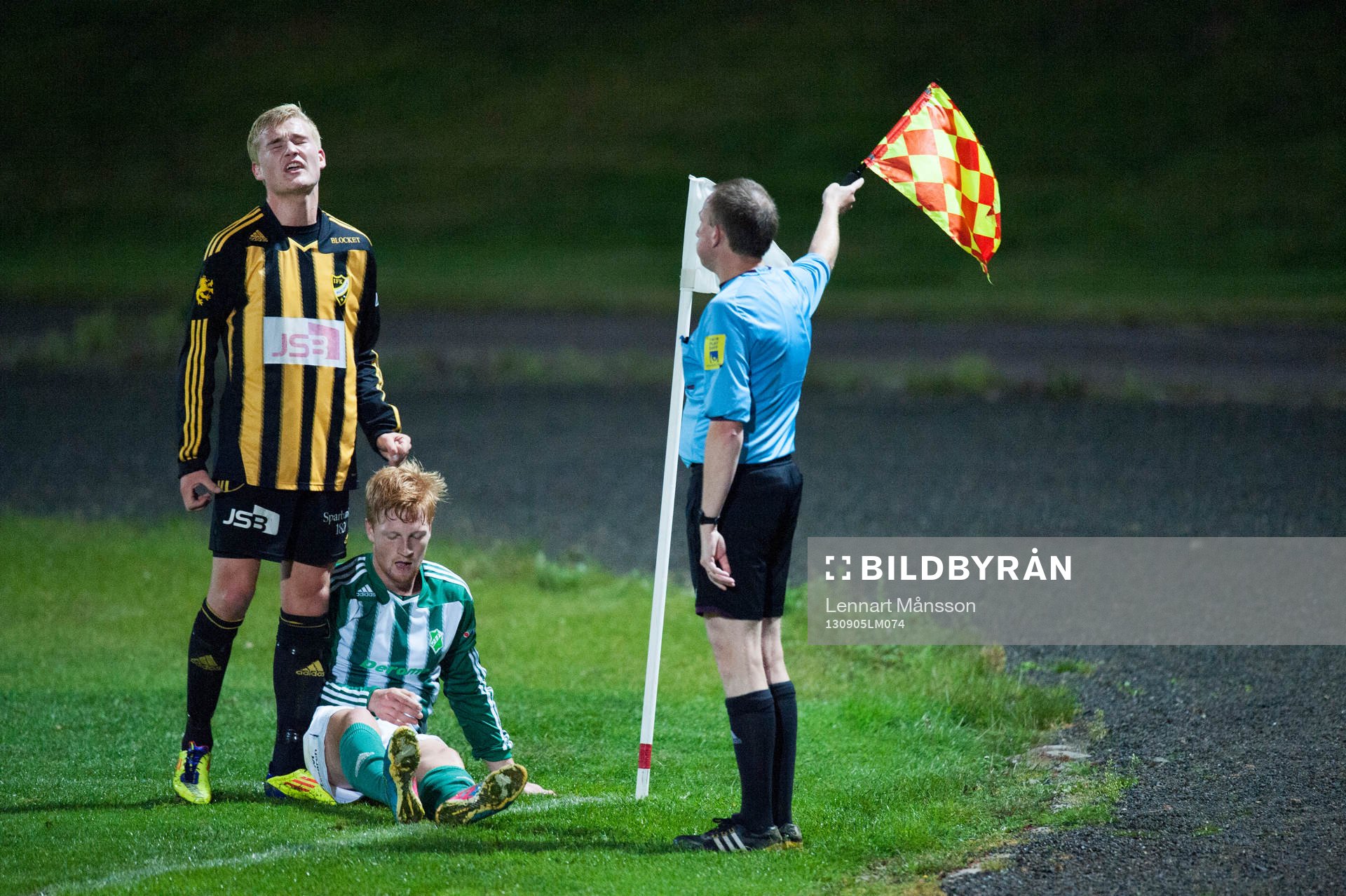Linus Svensson, IFK Hässleholm, deppad över domslut,