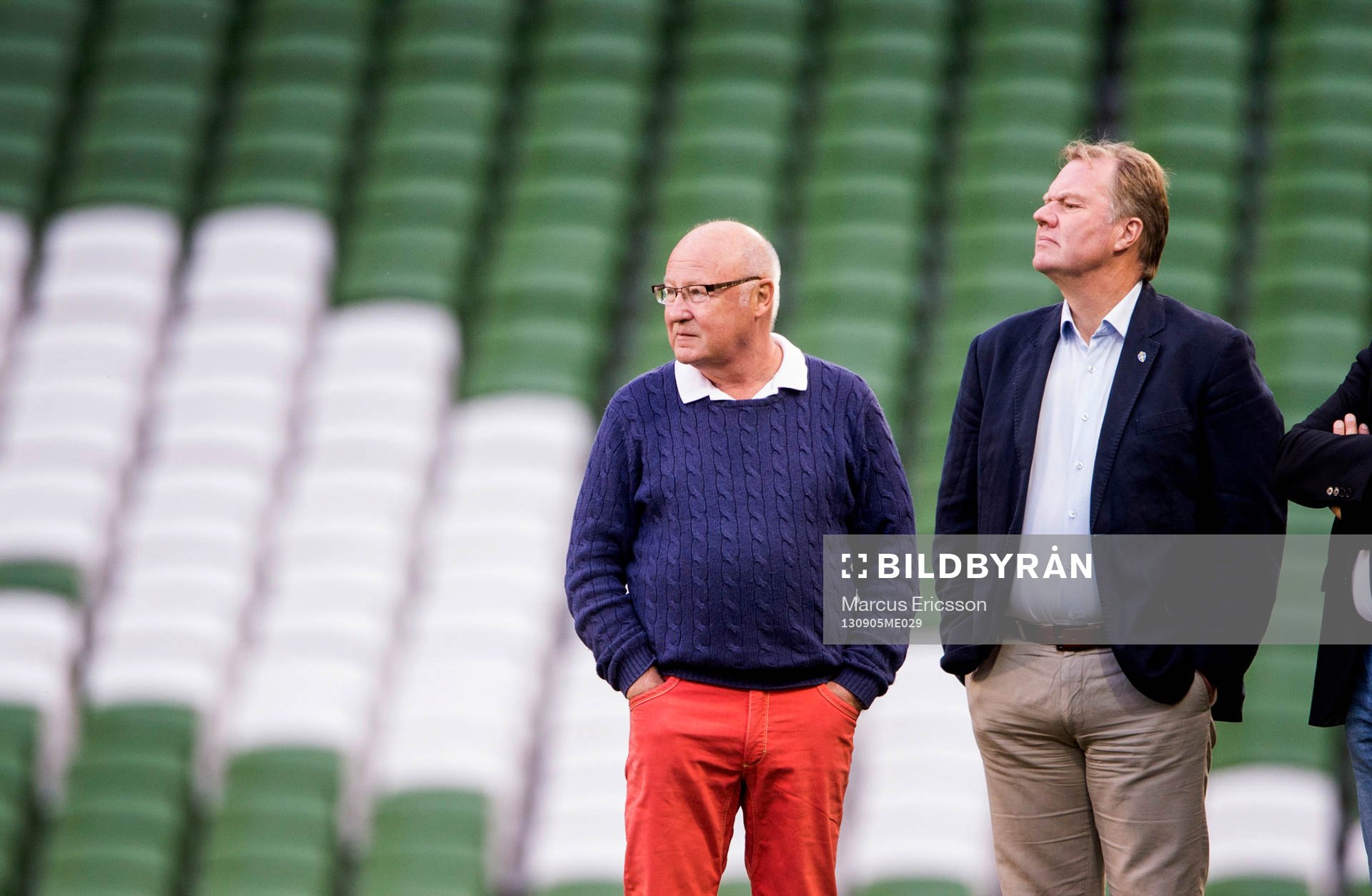 Lars-Åke Lagrell, f.d. förbundsordförande och nuvarande ordföranden Karl-Erik Nilsson under träningen den 5 september 2013 i Dublin inför VM-kval matchen i fotboll. 