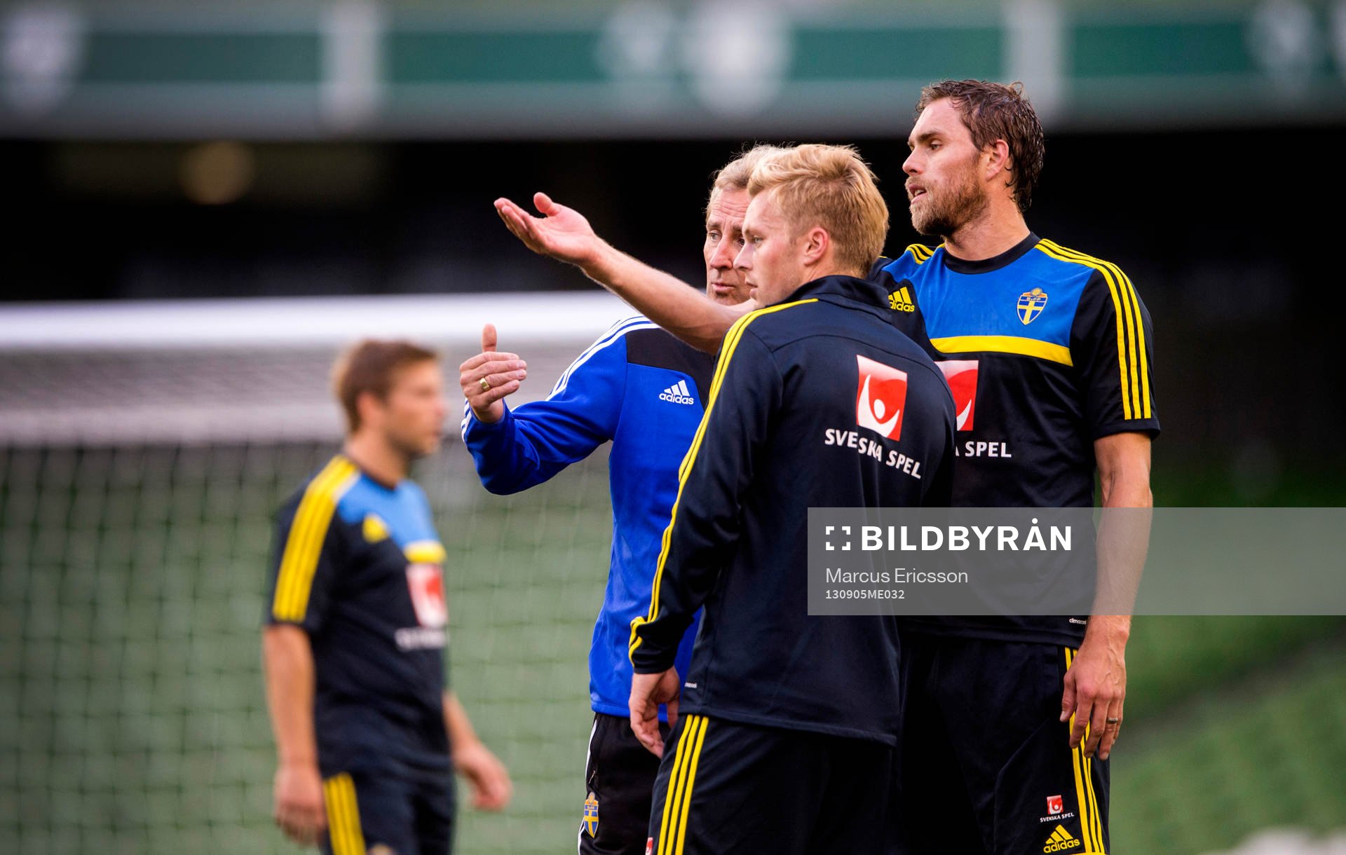 Sveriges förbundskapten Erik Hamrén pratar med Sebastian Larsson och Johan Elmander under träningen den 5 september 2013 i Dublin inför VM-kval matchen i fotboll.