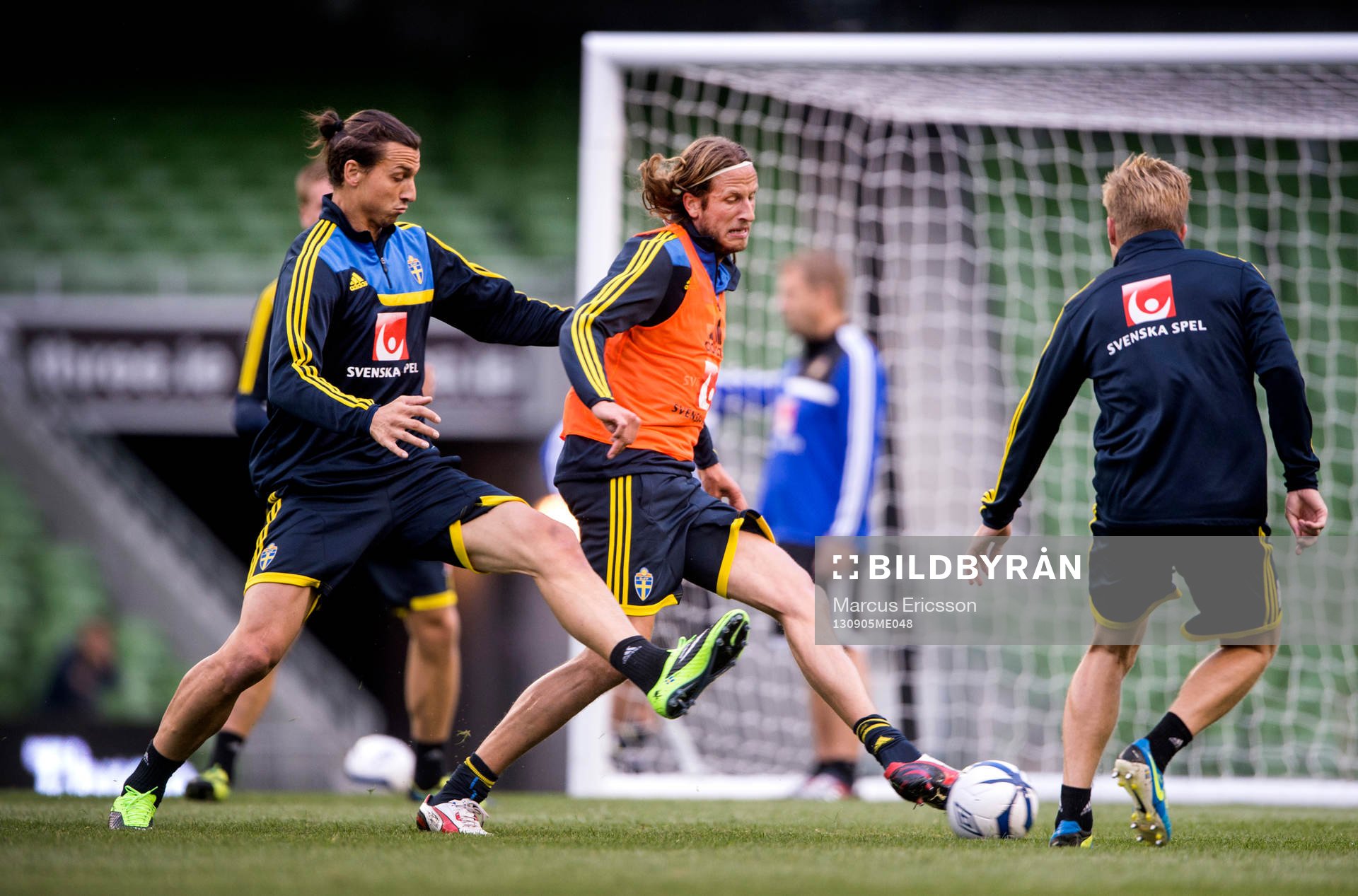 Sveriges Zlatan Ibrahimovic och Jonas Olsson