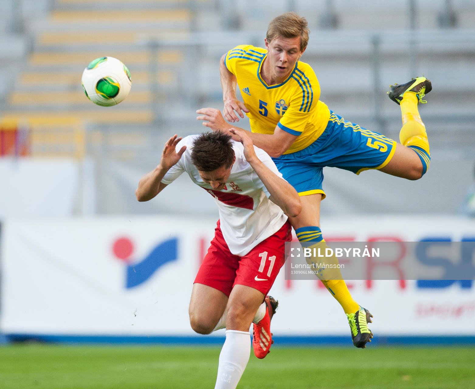 Emil Krafth, Sverige, blir varnad för
