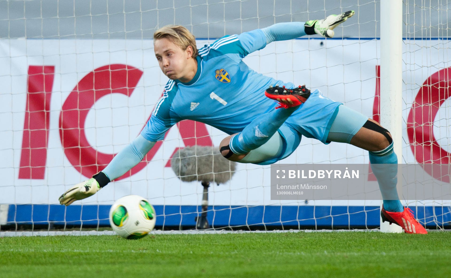Patrik Carlgren, målvakt, Sverige, i EM-kvalmatchen mot