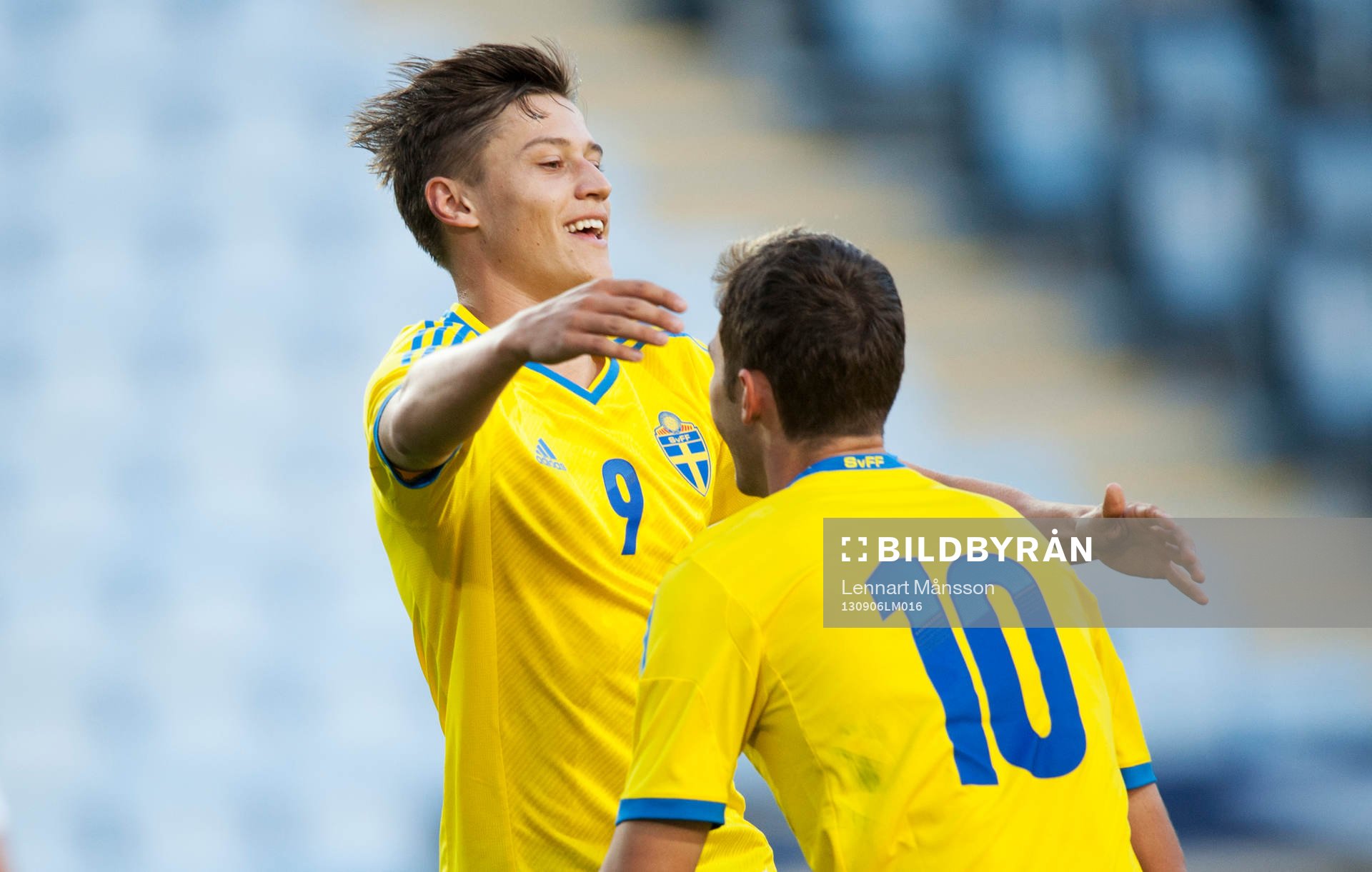 1-1, Simon Thern kvitterar och grattas av en annan