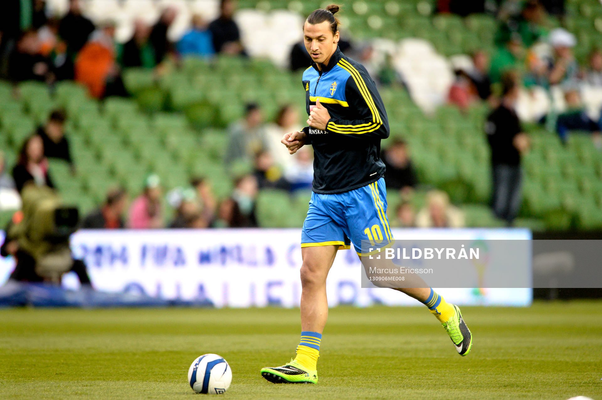Sveriges Zlatan Ibrahimovic värmer upp