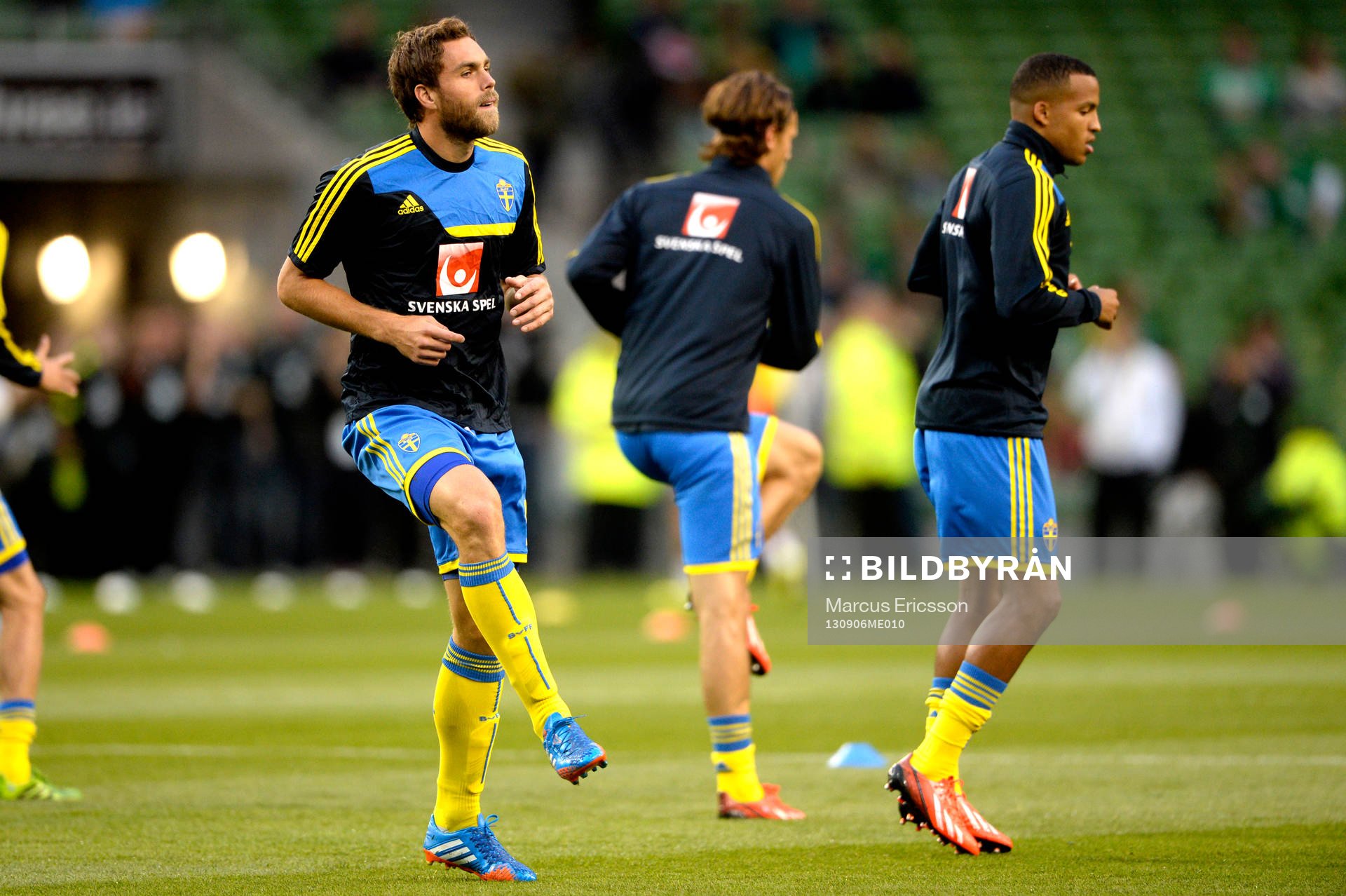 Sveriges Johan Elmander och Martin Olsson värmer upp