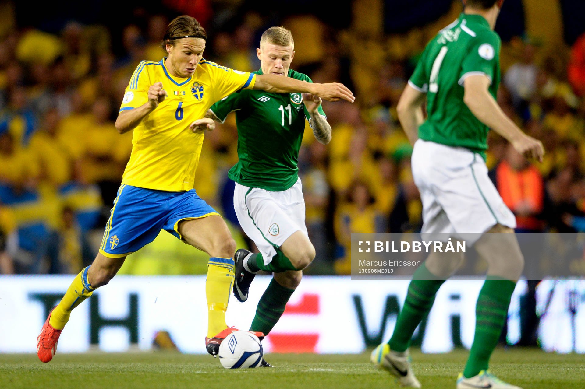 Sveriges Albin Ekdal i kamp om bollen med Irlands James