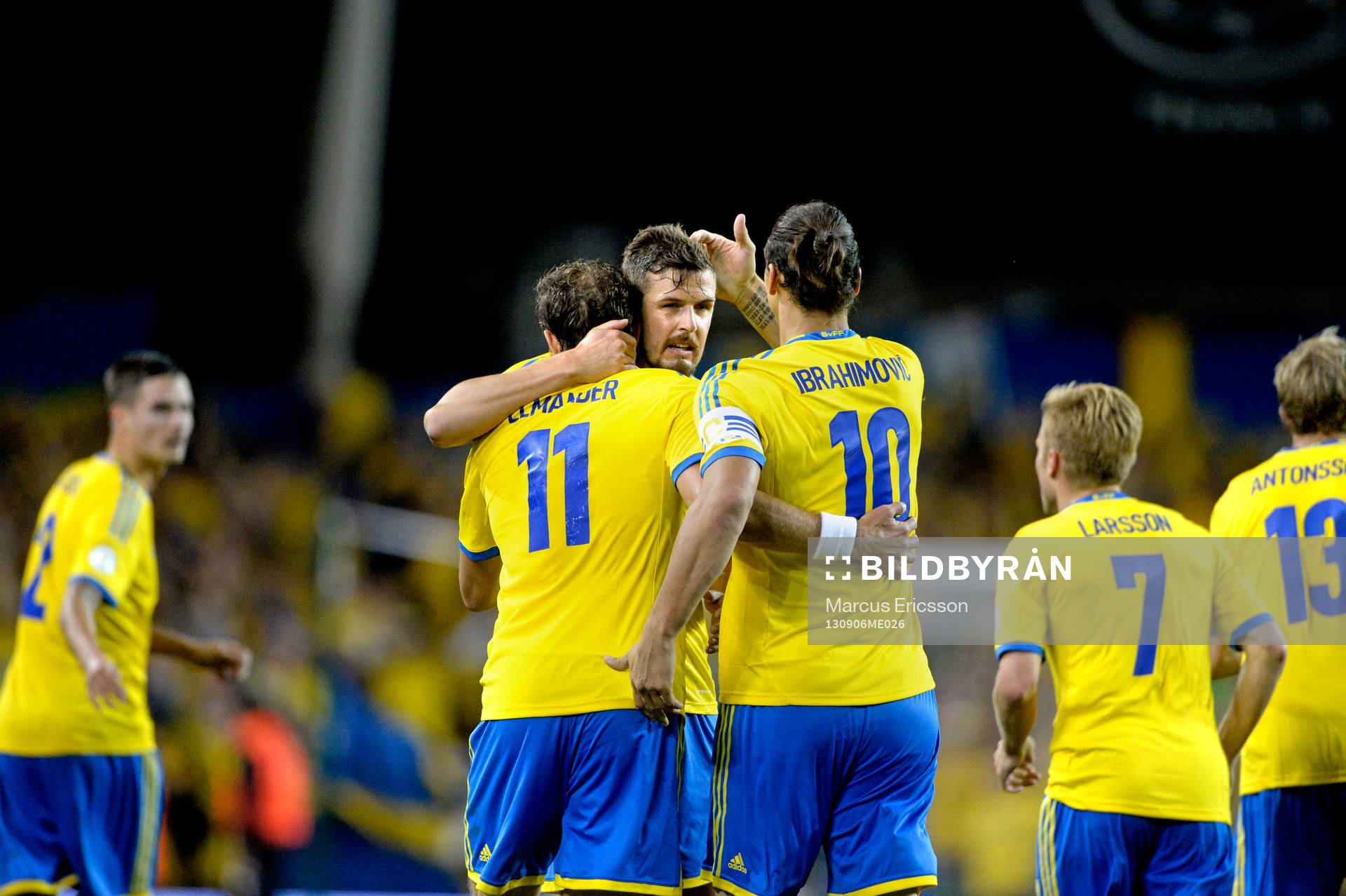Sverige jublar efter 1-1 av Johan Elmander under fotbolls VM-kval matchen mellan Irland och Sverige den 6 september 2013. 