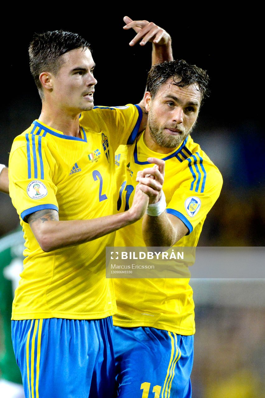Sverige Johan Elmander kramas om av Mikael Lustig efter att ha gjort 1-1 i fotbolls VM-kval matchen mellan Irland och Sverige den 6 september 2013. 