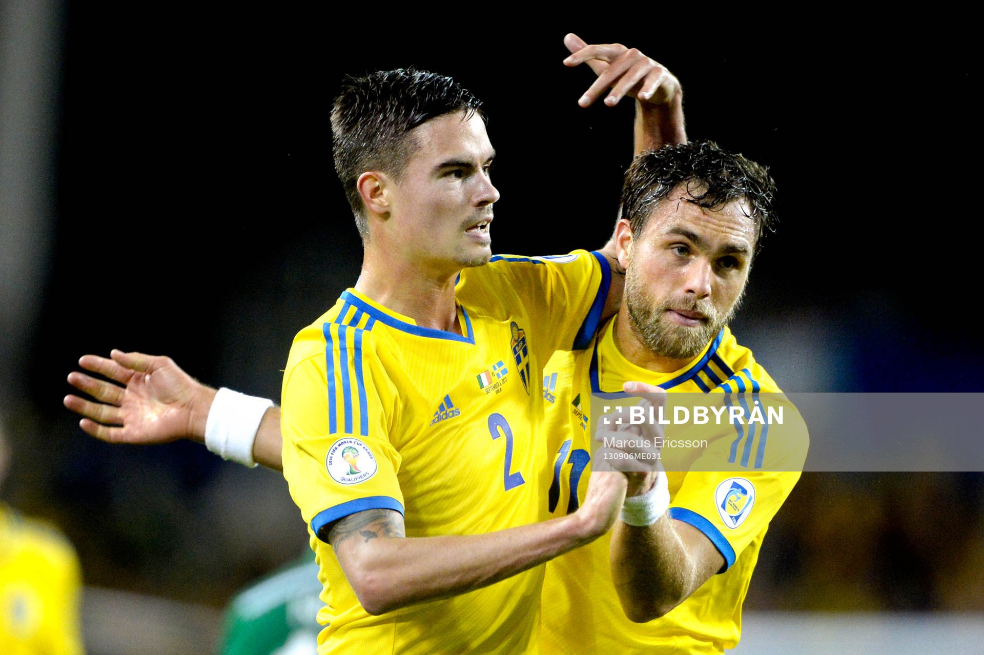 Sverige Johan Elmander kramas om av Mikael Lustig efter att ha gjort 1-1 i fotbolls VM-kval matchen mellan Irland och Sverige den 6 september 2013. 