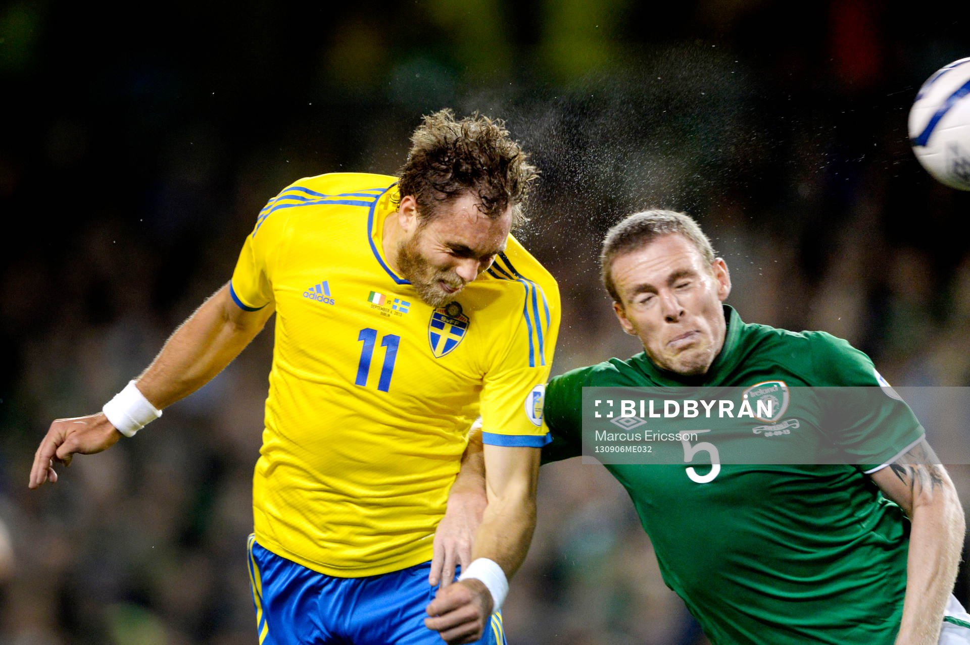 Sverige Johan Elmander nickar in 1-1 framför Irlands