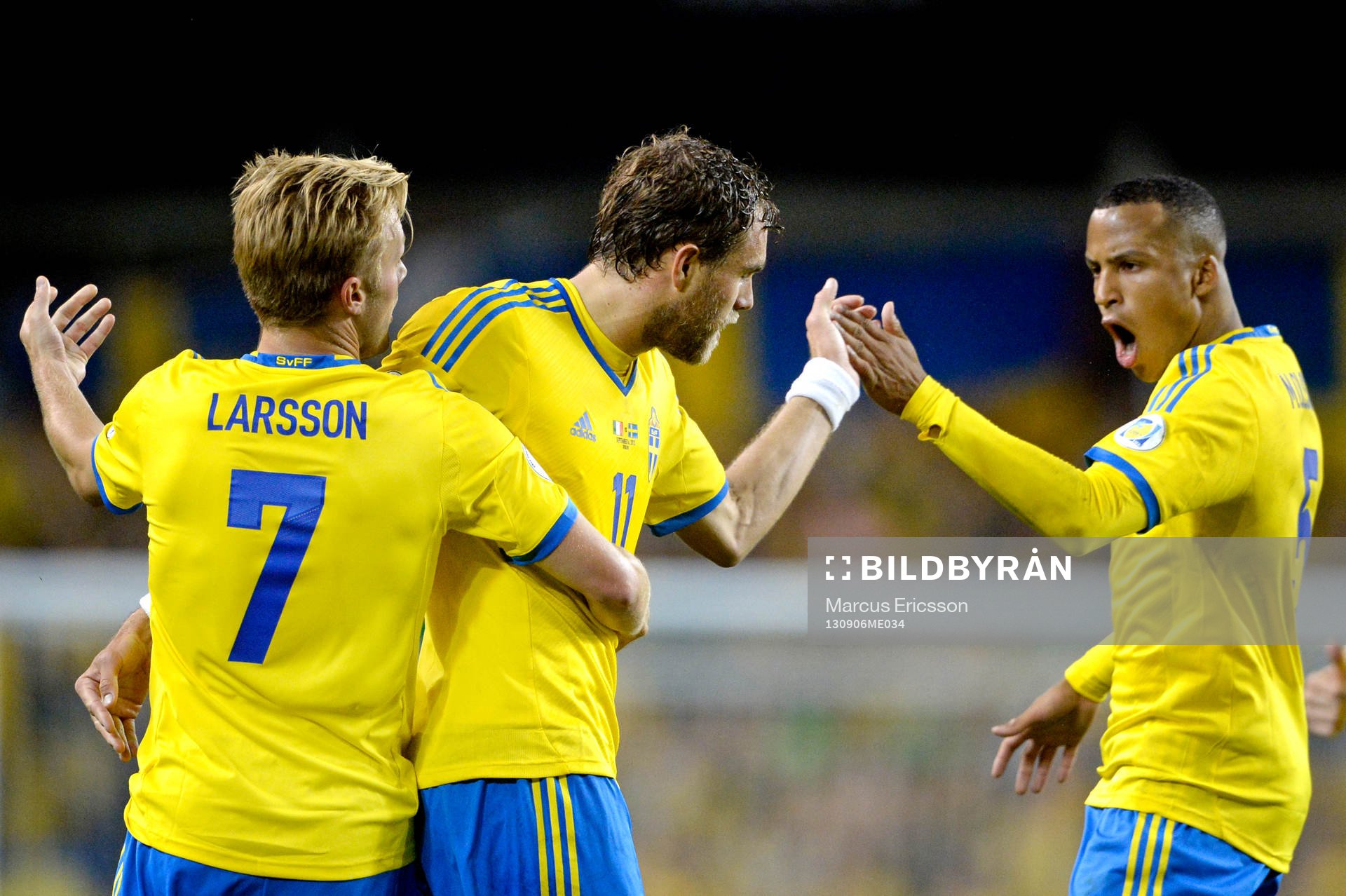 Sverige Johan Elmander kramas om av Sebastian Larsson och