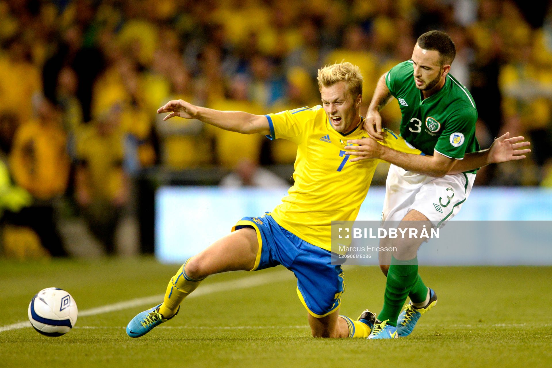 Sveriges Sebastian Larsson dras omkull av Irlands Marc