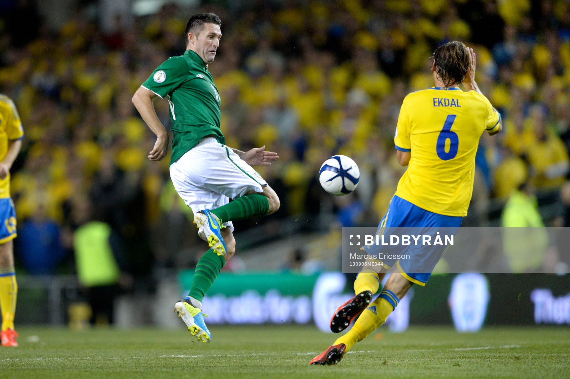 Irlands Robbie Keane utmanar Sveriges Albin Ekdal i