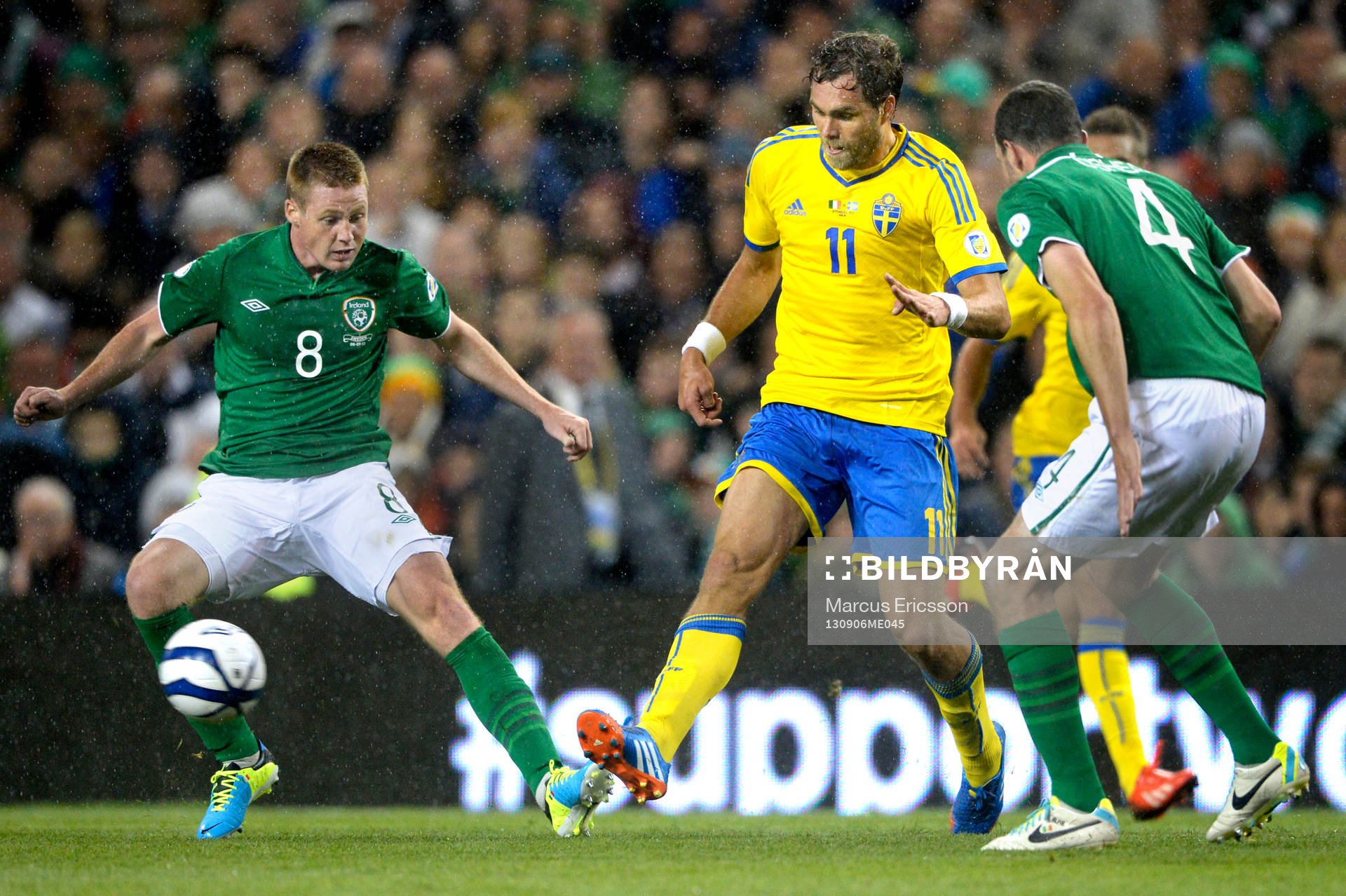 Sveriges Johan Elmander och Irlands James McCarthy och John