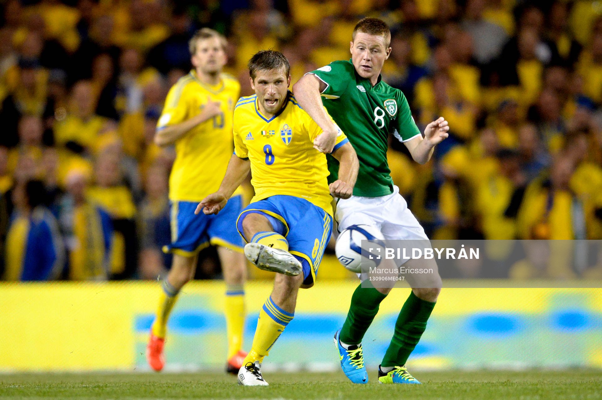 Sveriges Anders Svensson och Irlands James McCarthy i