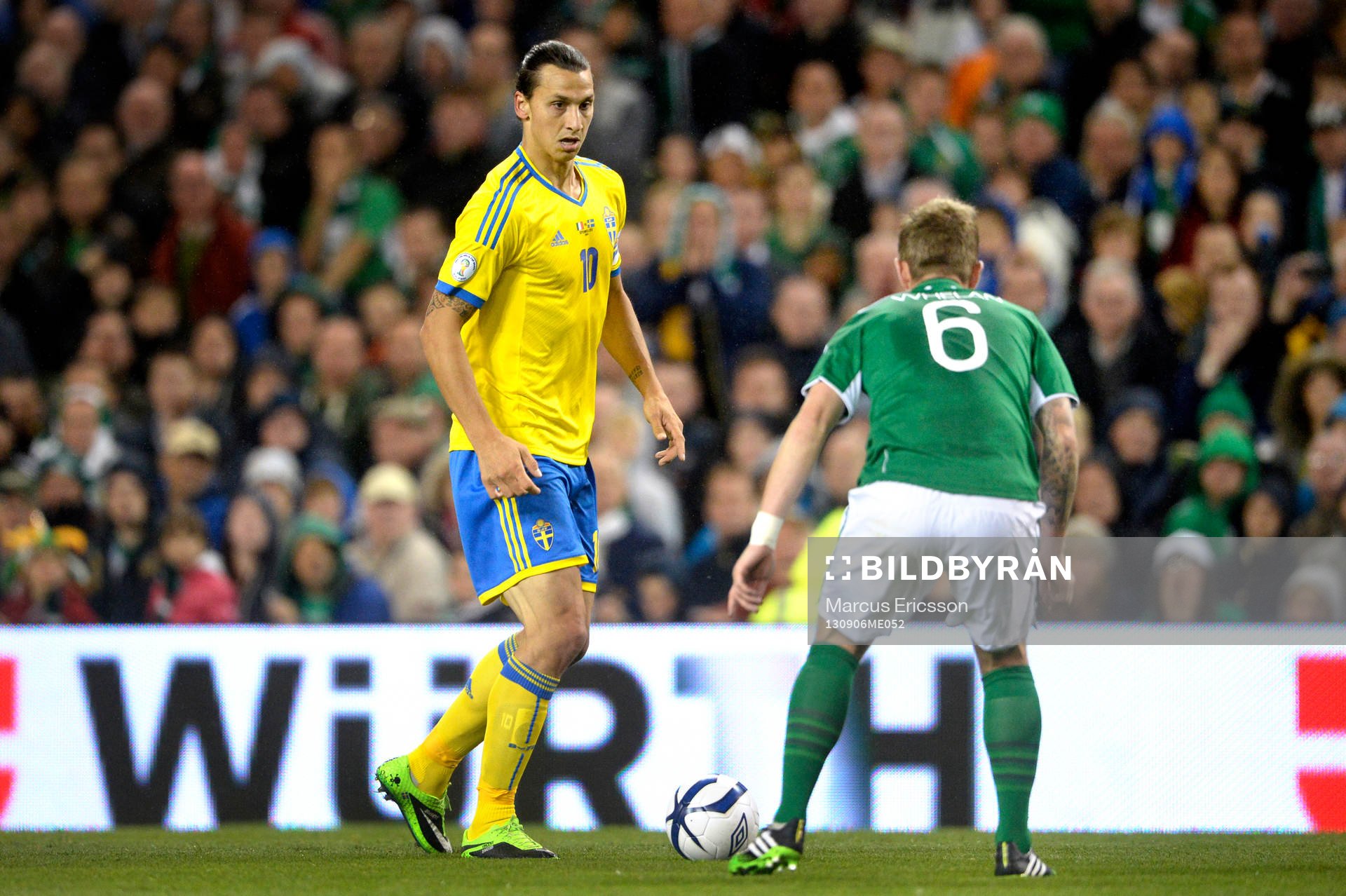 Sveriges Zlatan Ibrahimovic utmanar Irlands Glenn Whelan i