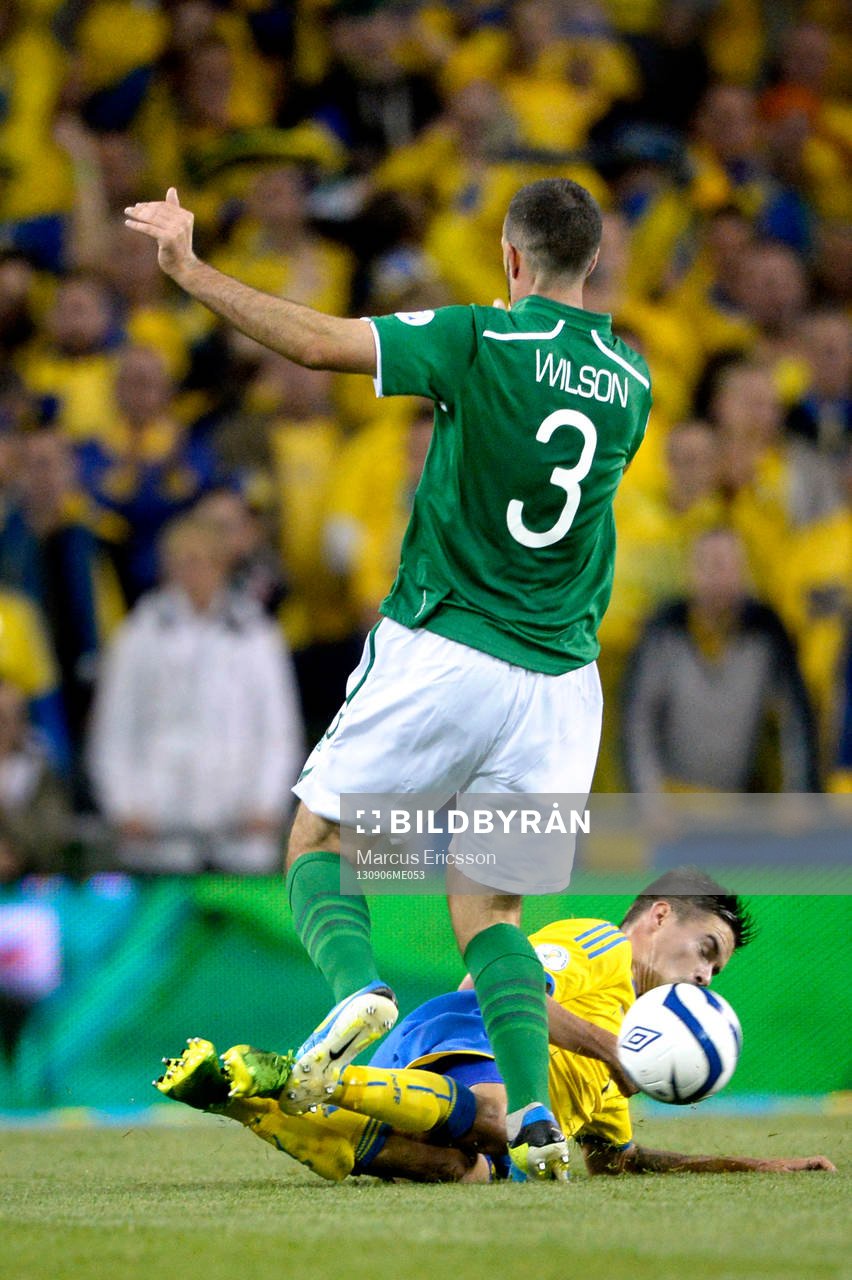 Sveriges Mikael Lustig glidtacklas av Irlands Marc Wilson i