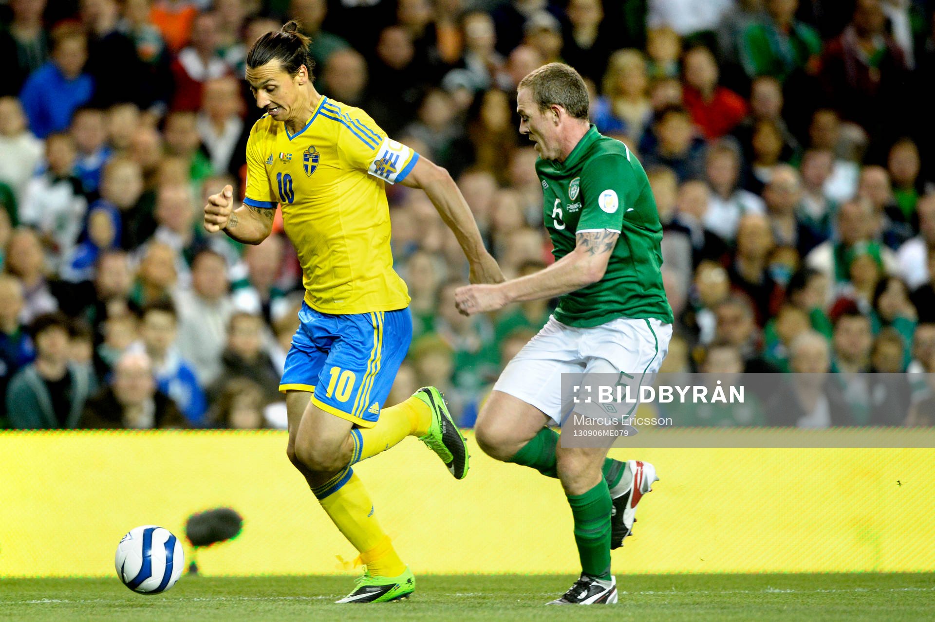 Sveriges Zlatan Ibrahimovic jagas av Irlands Richard Dunne