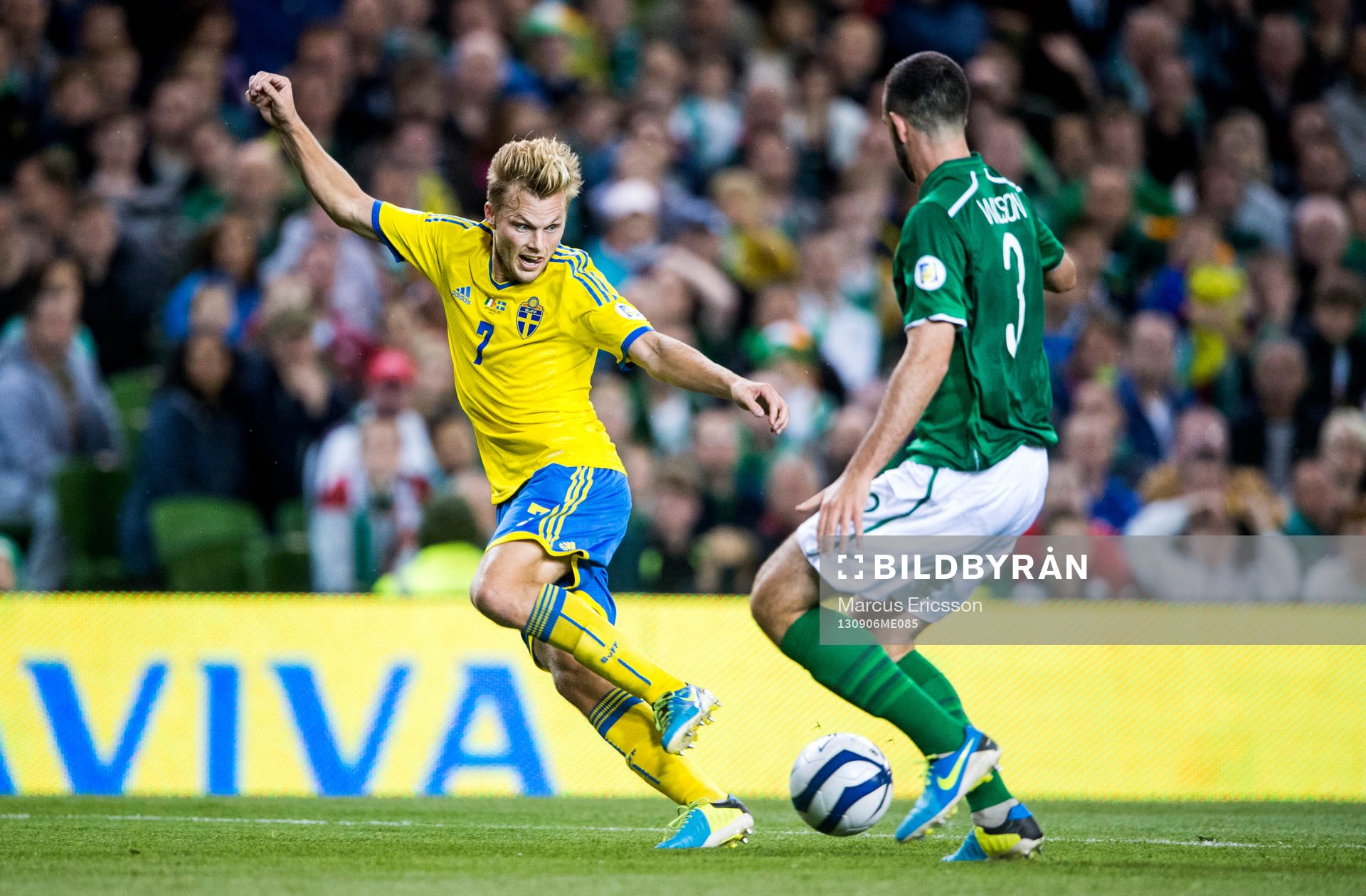 Sveriges Sebastian Larsson och Paddy Madden Marc Wilson i