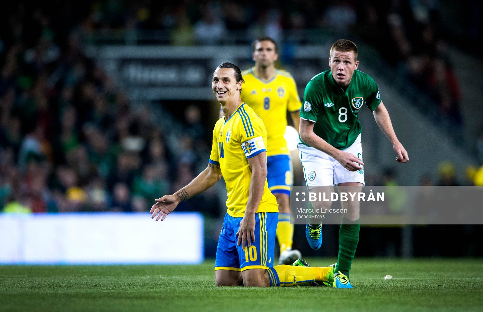 Sveriges Zlatan Ibrahimovic och Irlands James McCarthy i