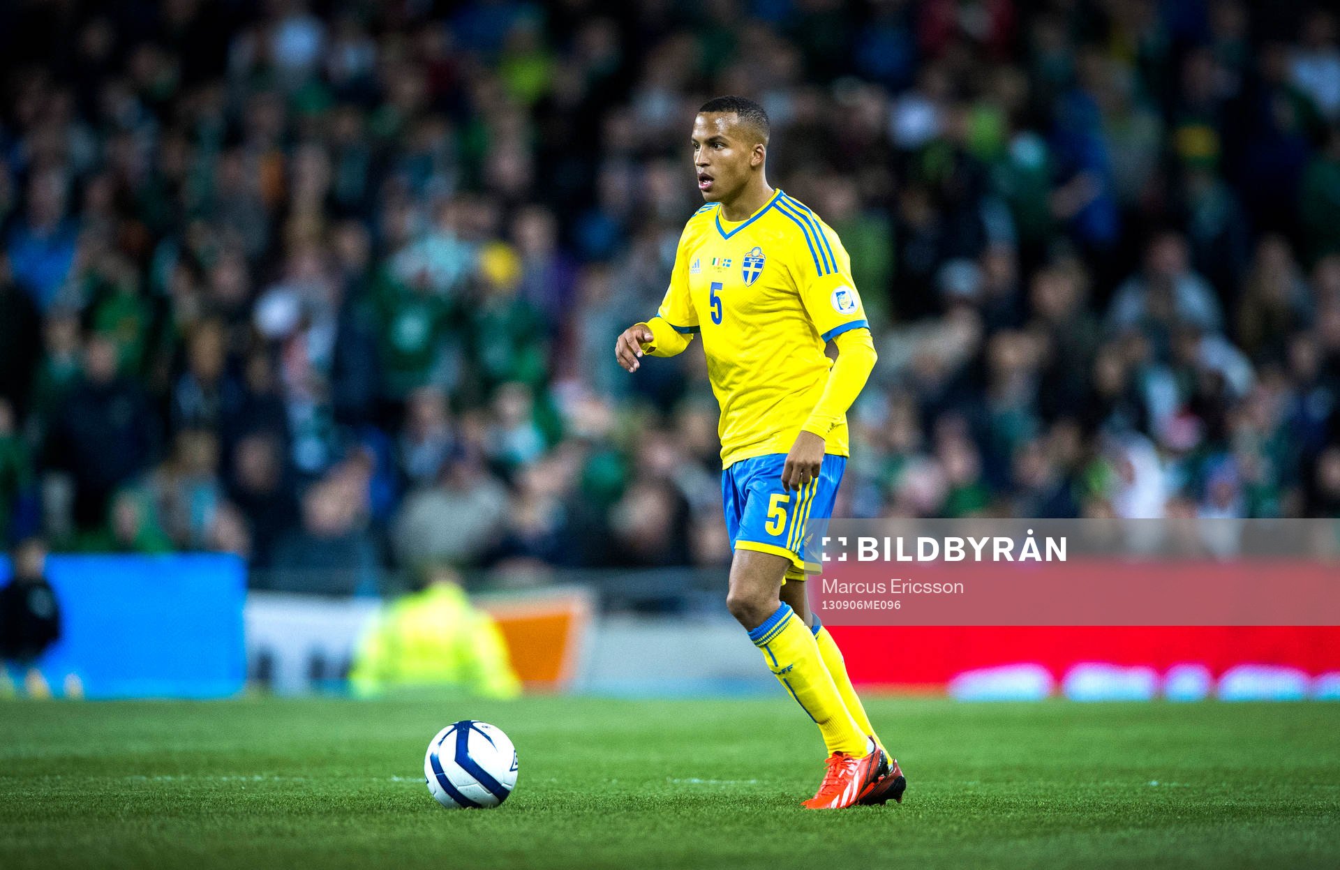 Sveriges Martin Olsson i fotbolls VM-kval matchen mellan