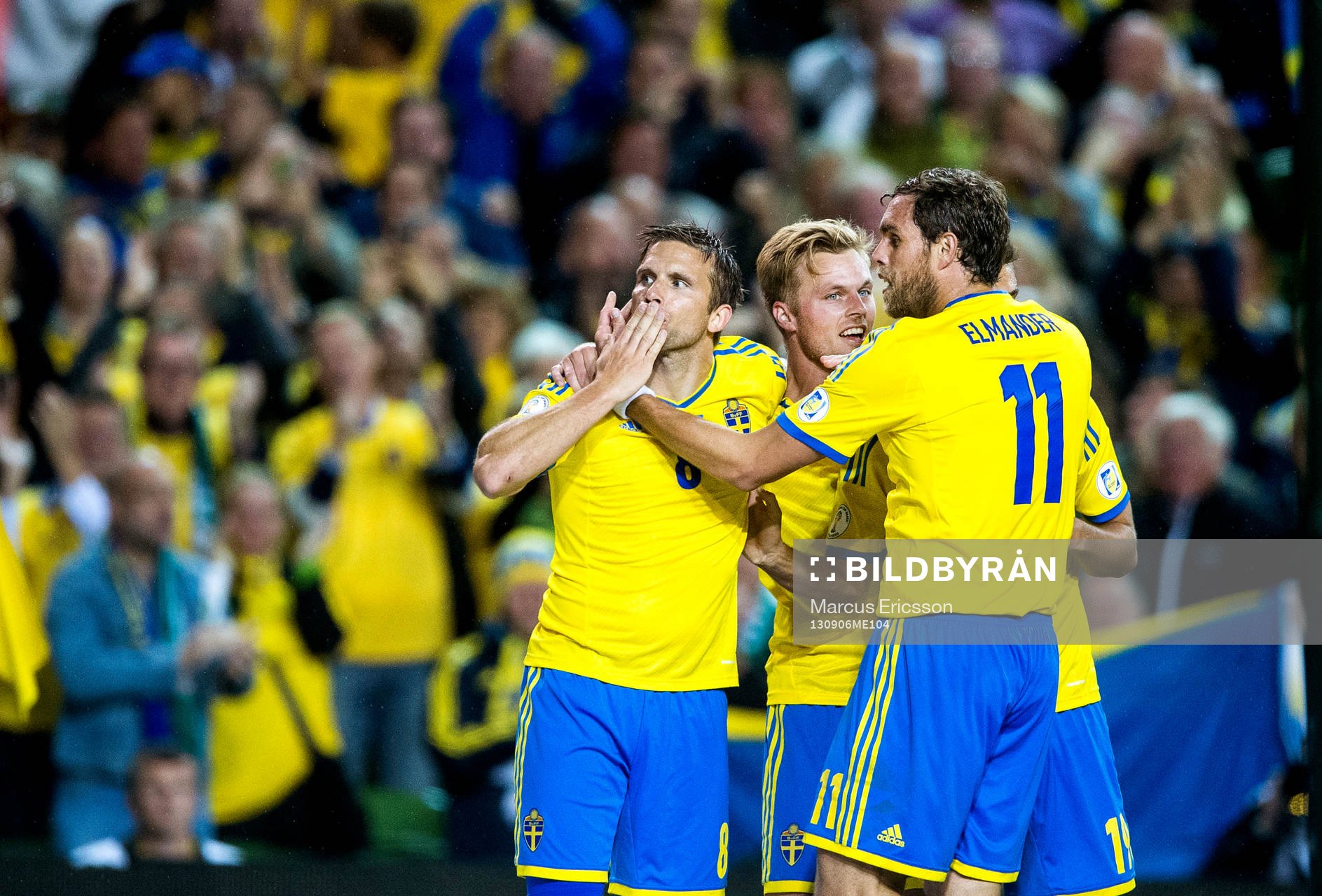 Sveriges Anders Svensson kramas om av Sebastian Larsson och Johan Elmander efter 2-1 i fotbolls VM-kval matchen mellan Irland och Sverige den 6 september 2013. 