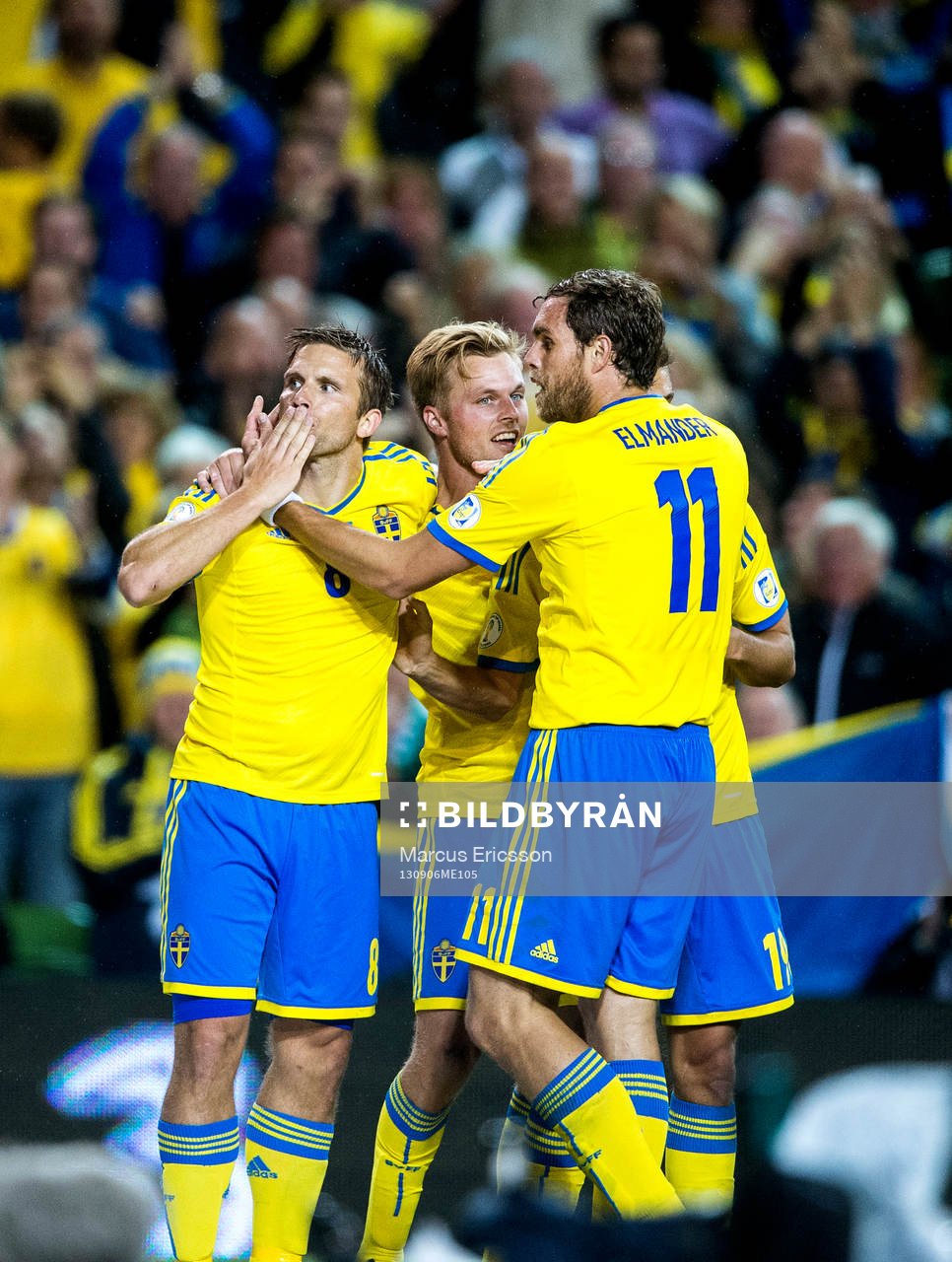 Sveriges Anders Svensson kramas om av Sebastian Larsson och Johan Elmander efter 2-1 i fotbolls VM-kval matchen mellan Irland och Sverige den 6 september 2013.