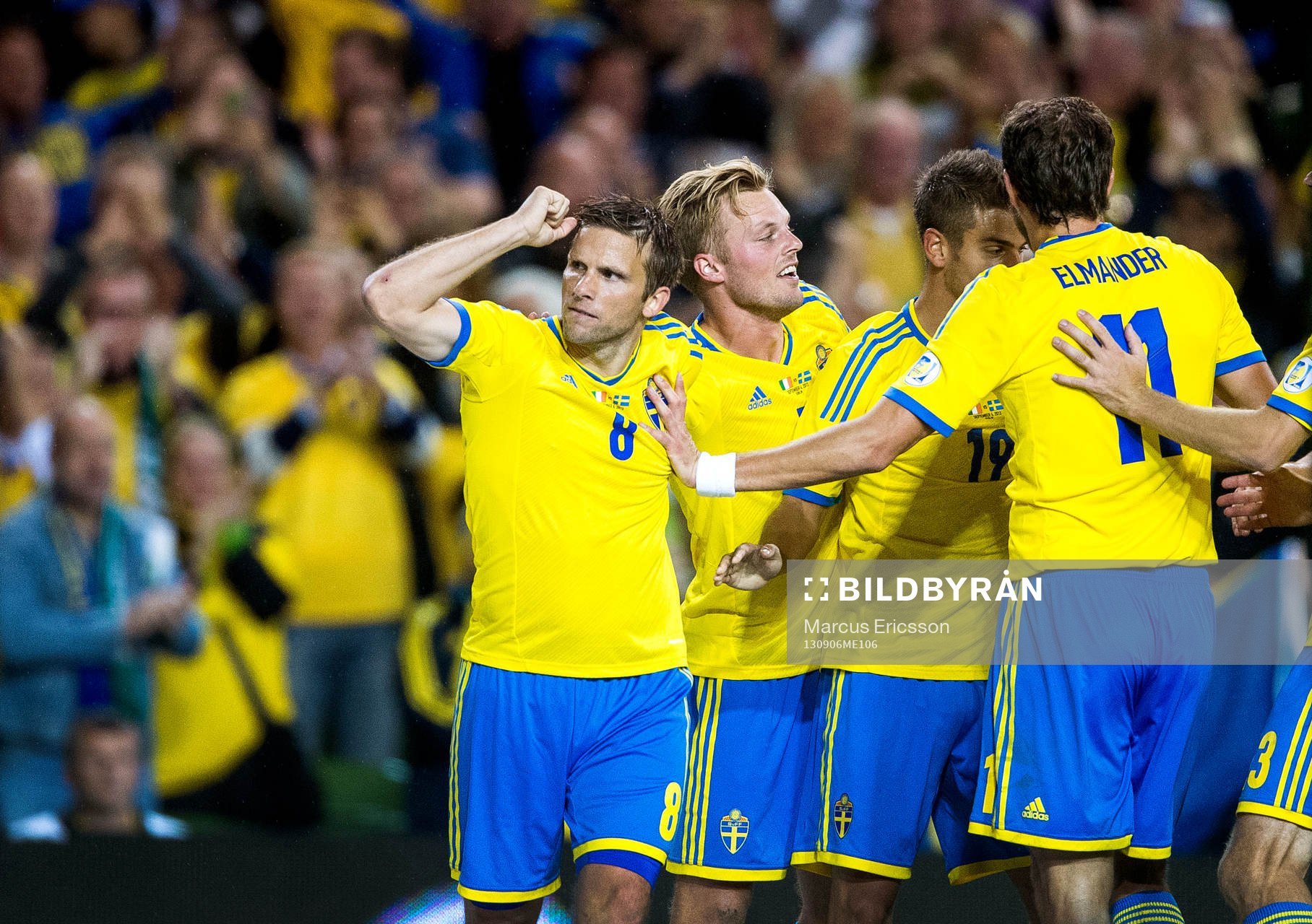 Sveriges Anders Svensson kramas om av Sebastian Larsson och Johan Elmander efter 2-1 i fotbolls VM-kval matchen mellan Irland och Sverige den 6 september 2013.