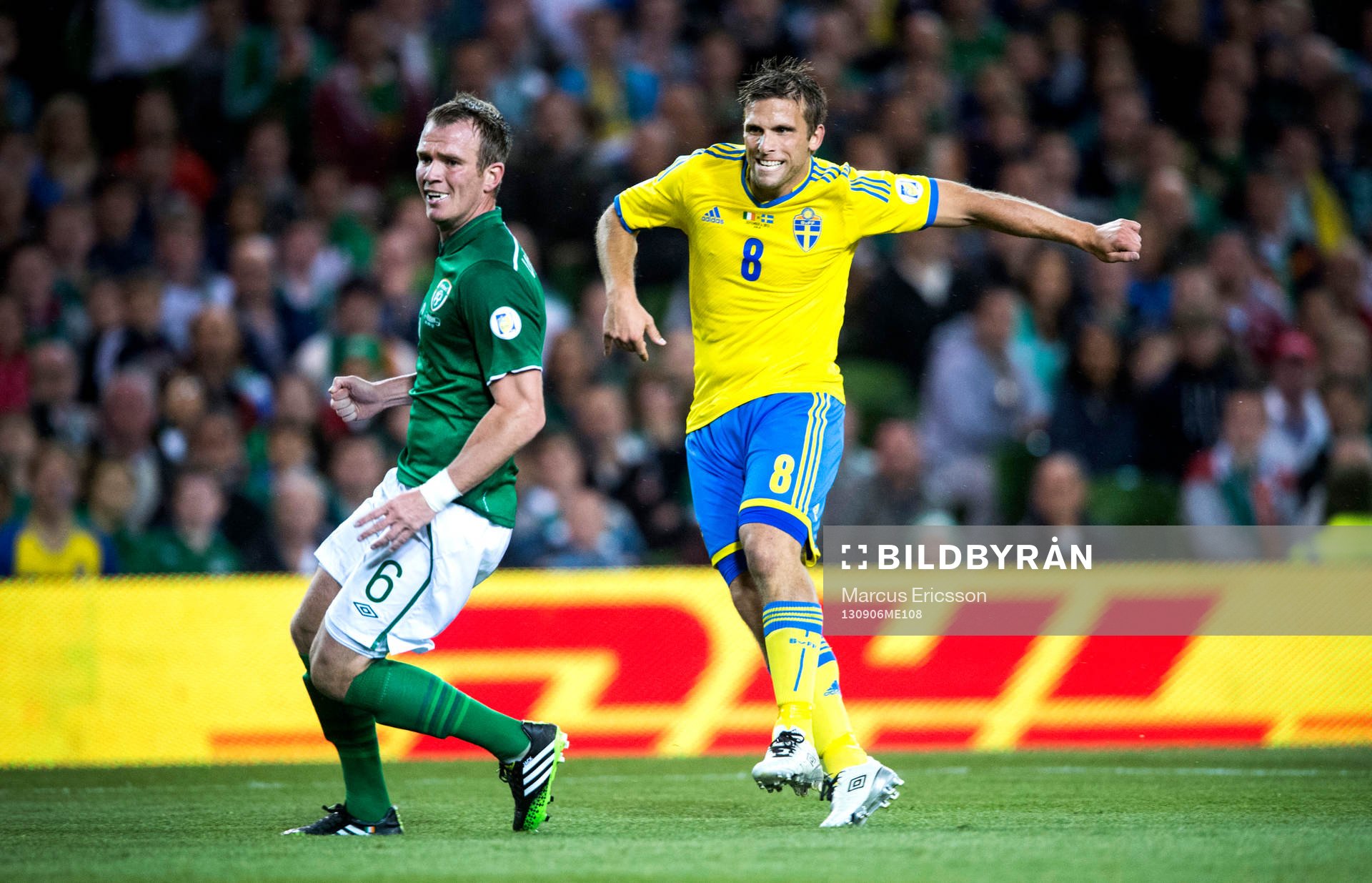 Sveriges Anders Svensson sparkar in 2-1 målet i fotbolls