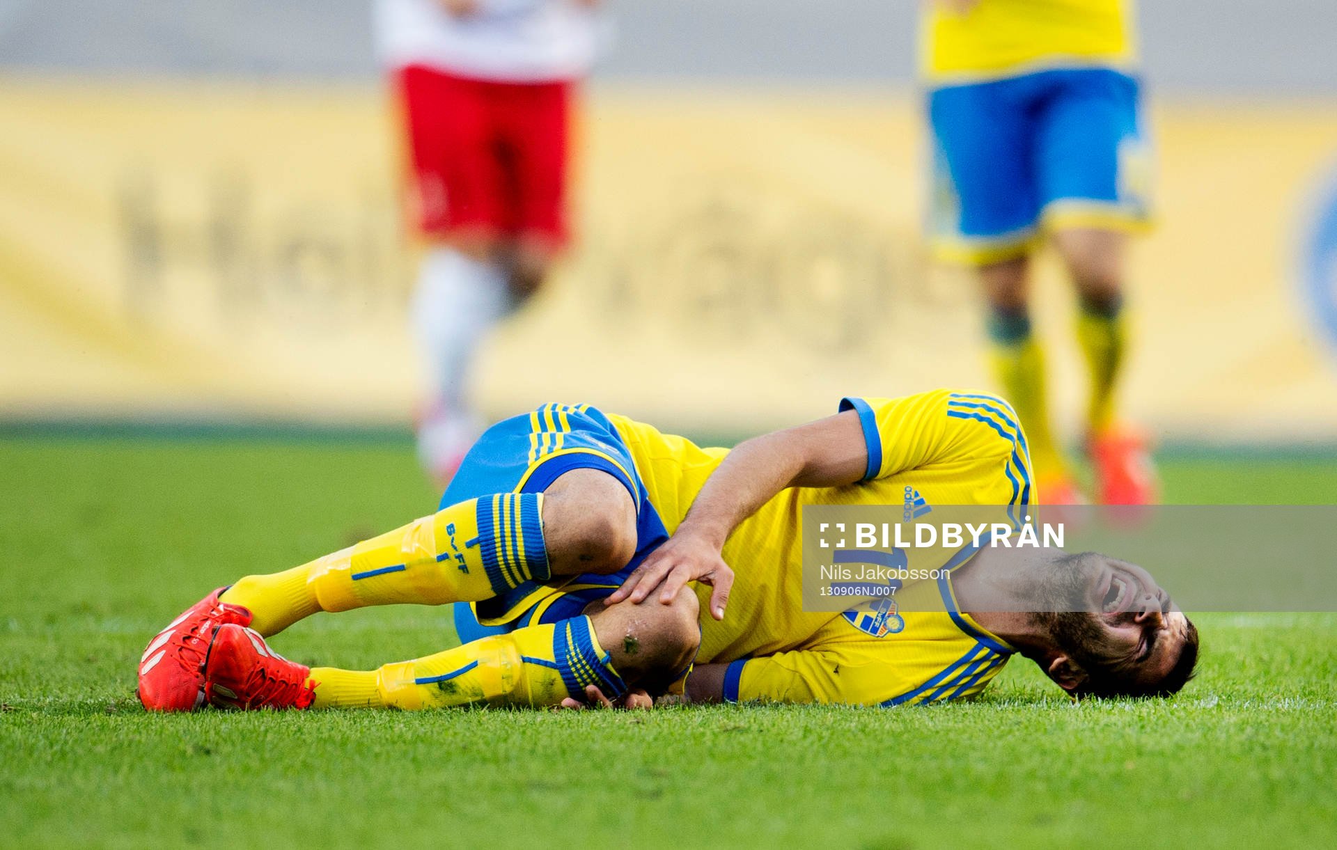 Sveriges Mikael Ishak har fått en smäll på sitt knä i