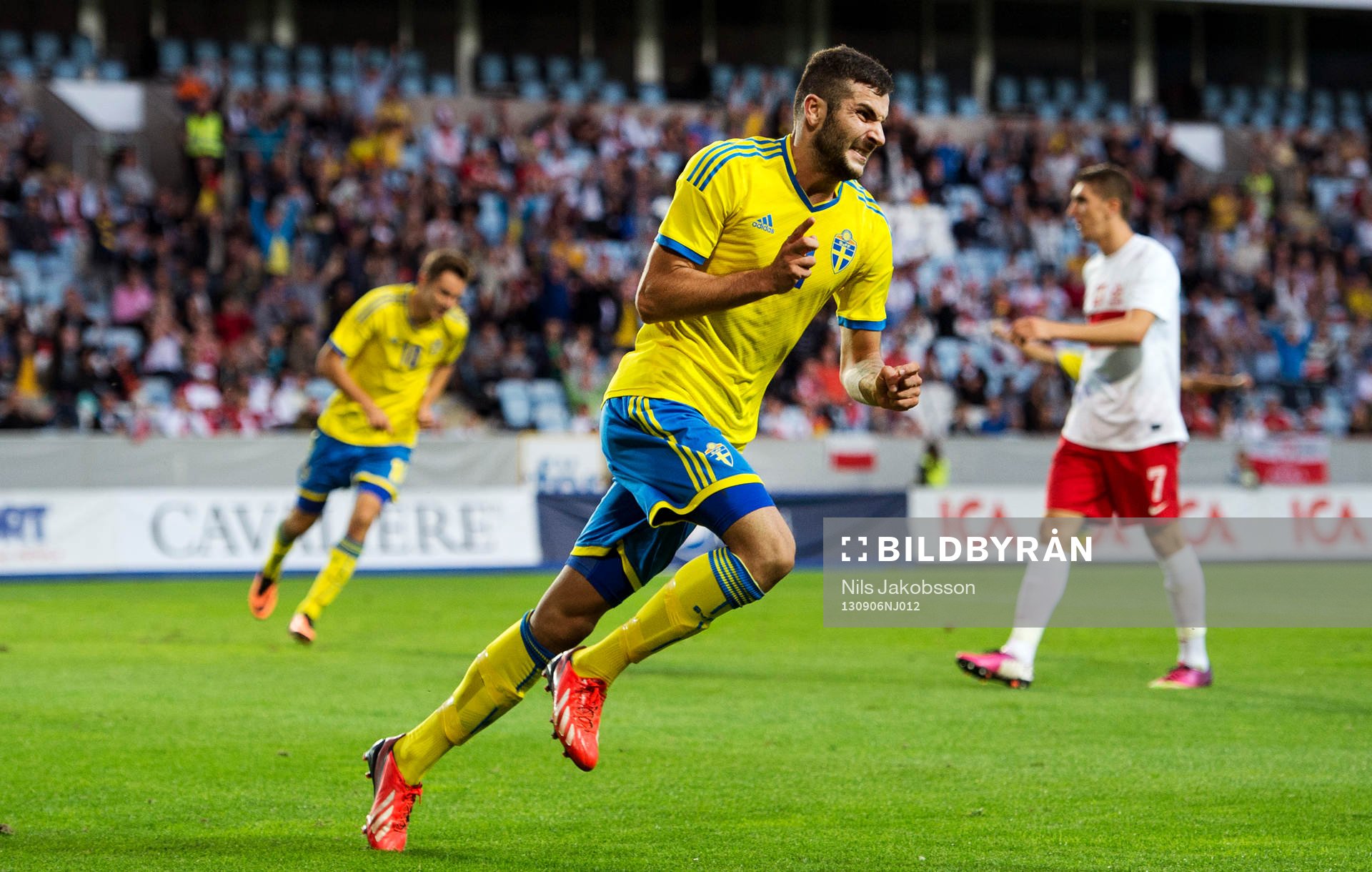 Sveriges Mikael Ishak gör 3-1 och jublar i kvalmatchen