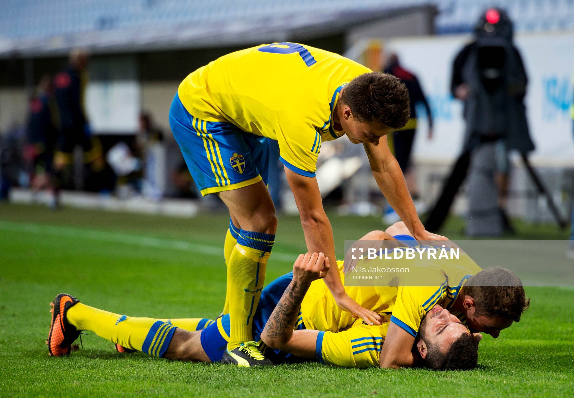 Sveriges Mikael Ishak gör 3-1 och jublar med Branimir