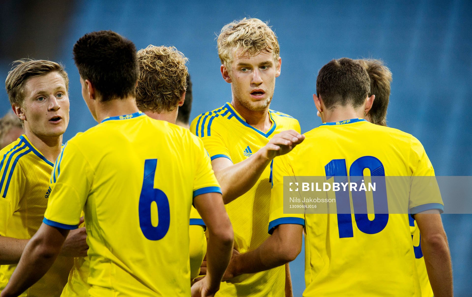 Sveriges Filip Helander klappar om sina lagkamrater efter 3-1 i kvalmatchen till u21-EM mellan Sverige och Polen 6 september 2013 i Malmö.