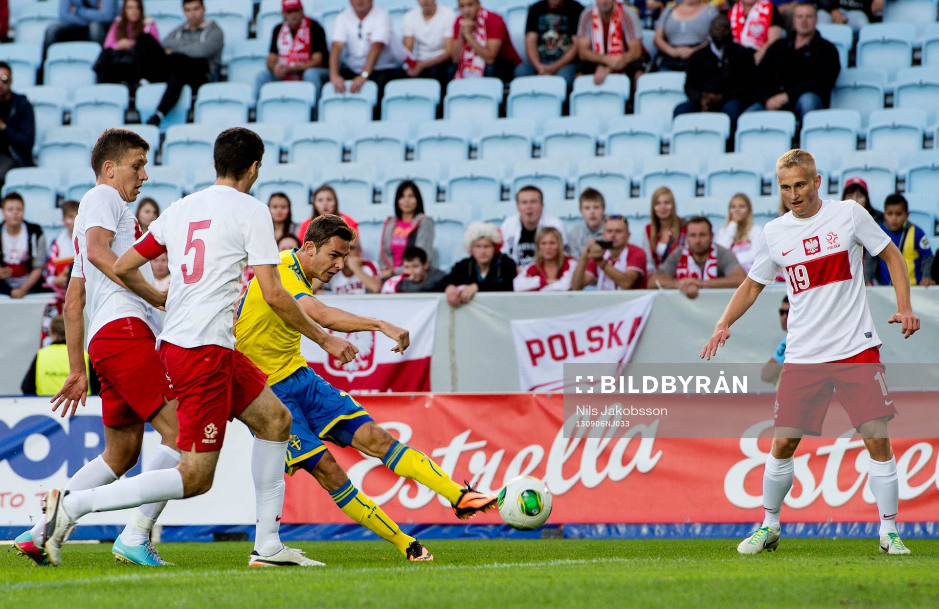 Sveriges Branimir Hrgota har tre polacker runt sig men