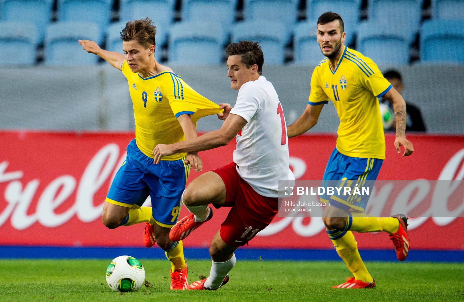 Sveriges Simon Thern dras i tröjan i kvalmatchen till