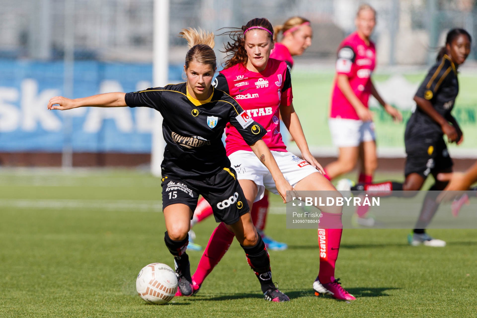 Kopparberg Göteborgs Andrine Hegerberg i kamp med Jitex Julia Wahlberg under fotbollsmatchen mellan Kopparbergs Göteborg och Jitex i Damallsvenskan den 7 september 2013 i Göteborg.
