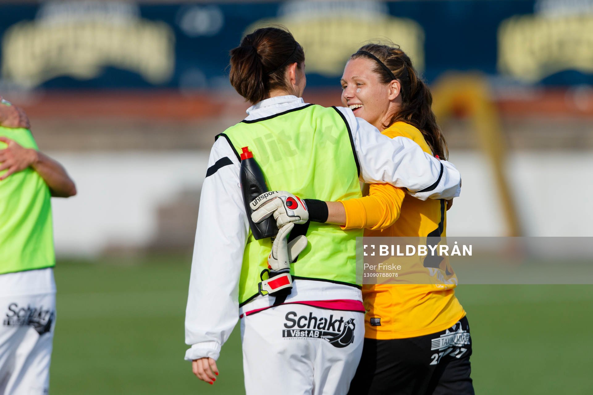 Jitex målvakt Jennifer Falk (th) gratuleras