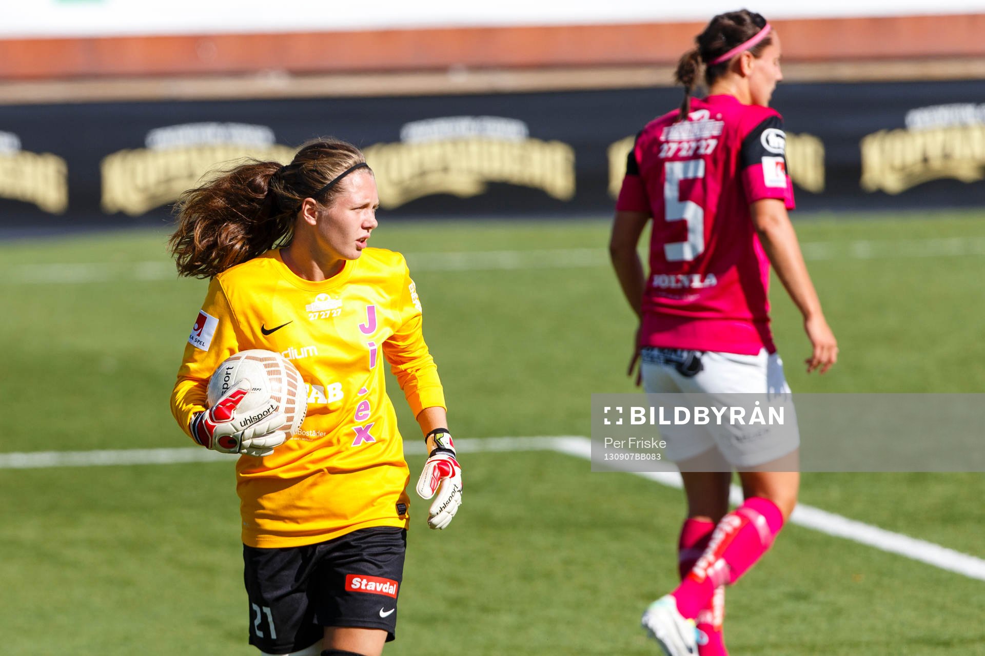 Jitex målvakt Jennifer Falk med bollen