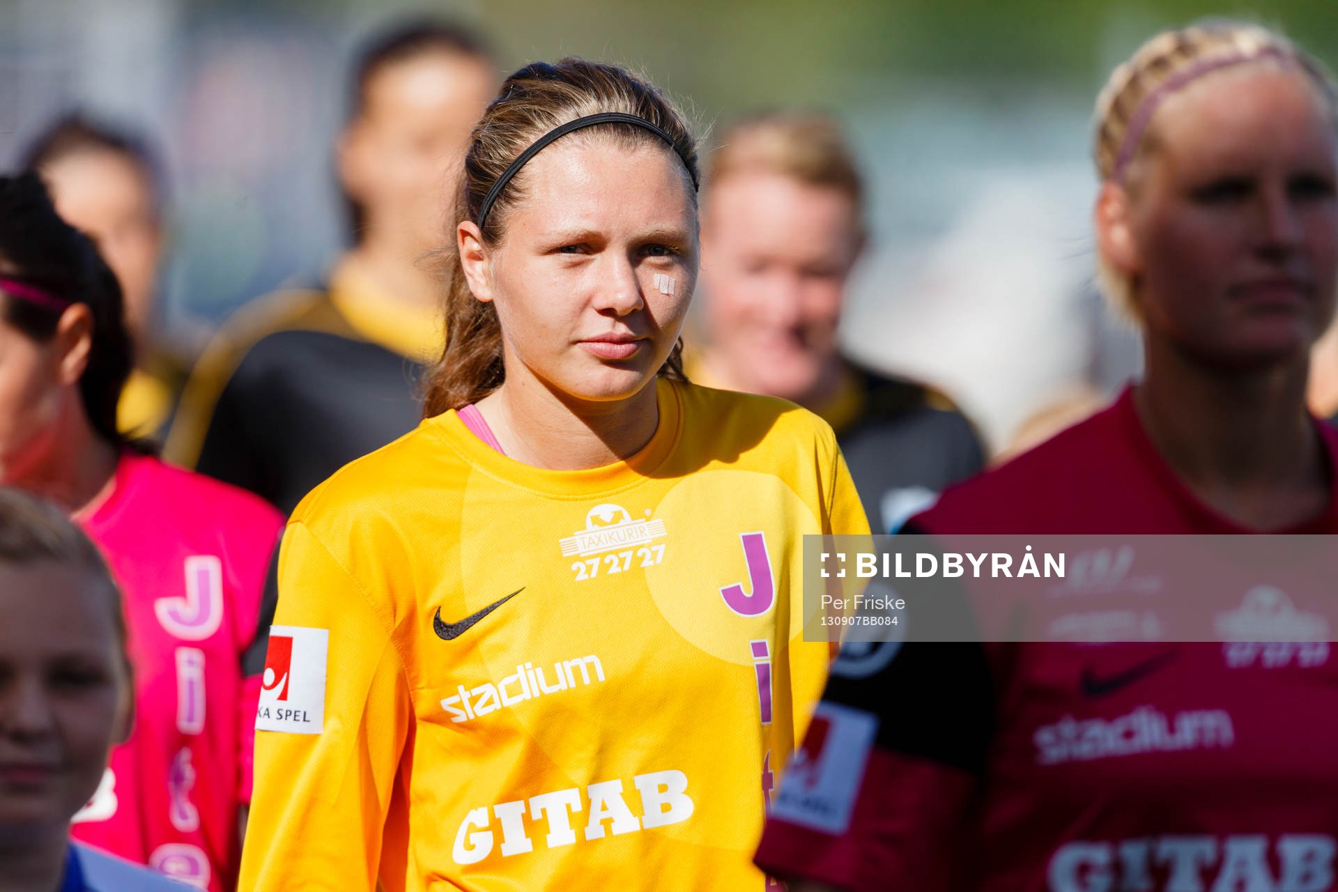 Jitex målvakt Jennifer Falk innan fotbollsmatchen mellan