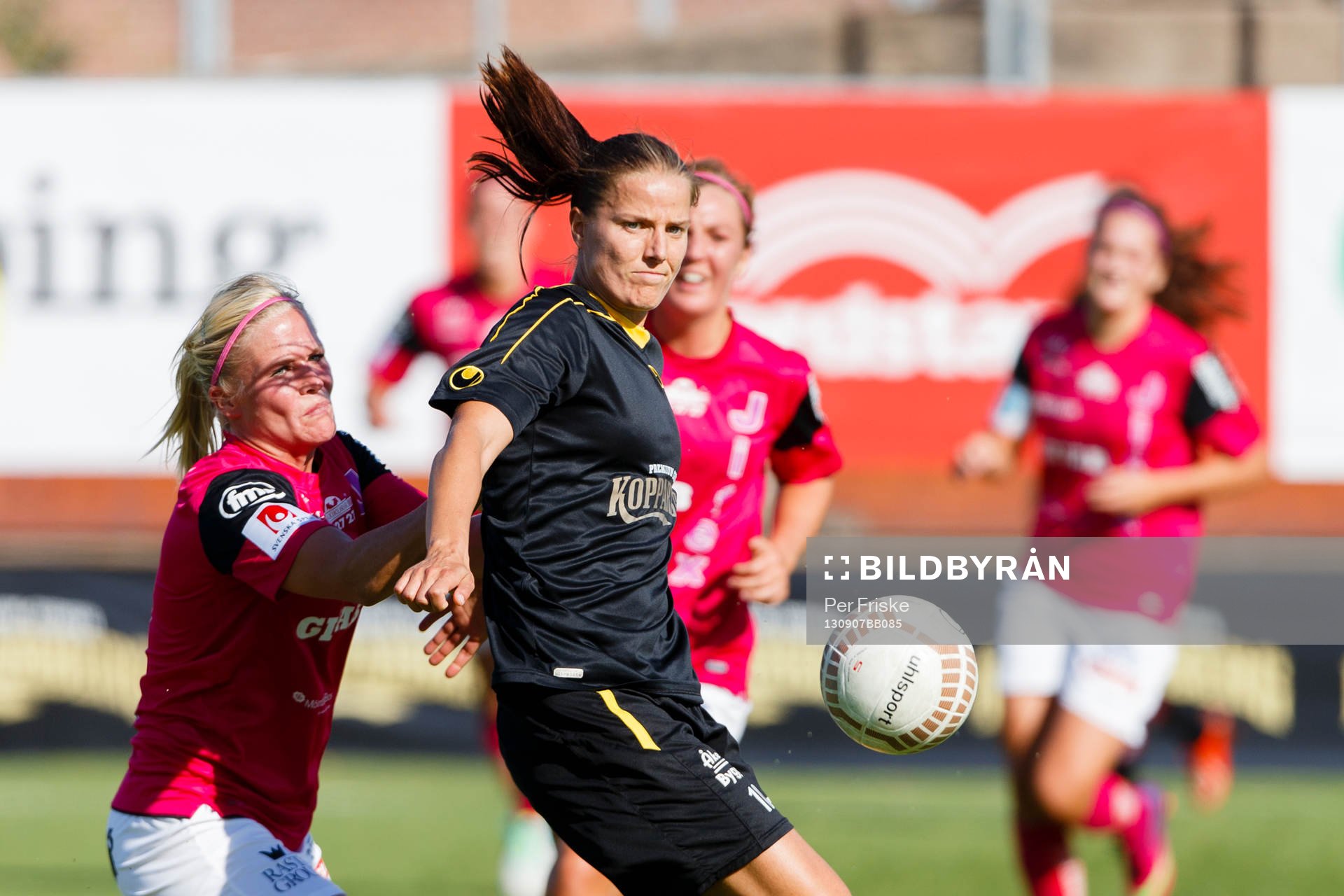 Jitex Kathlene Fernström och Kopparberg Göteborgs Jessica Landström under fotbollsmatchen mellan Kopparbergs Göteborg och Jitex i Damallsvenskan den 7 september 2013 i Göteborg. 