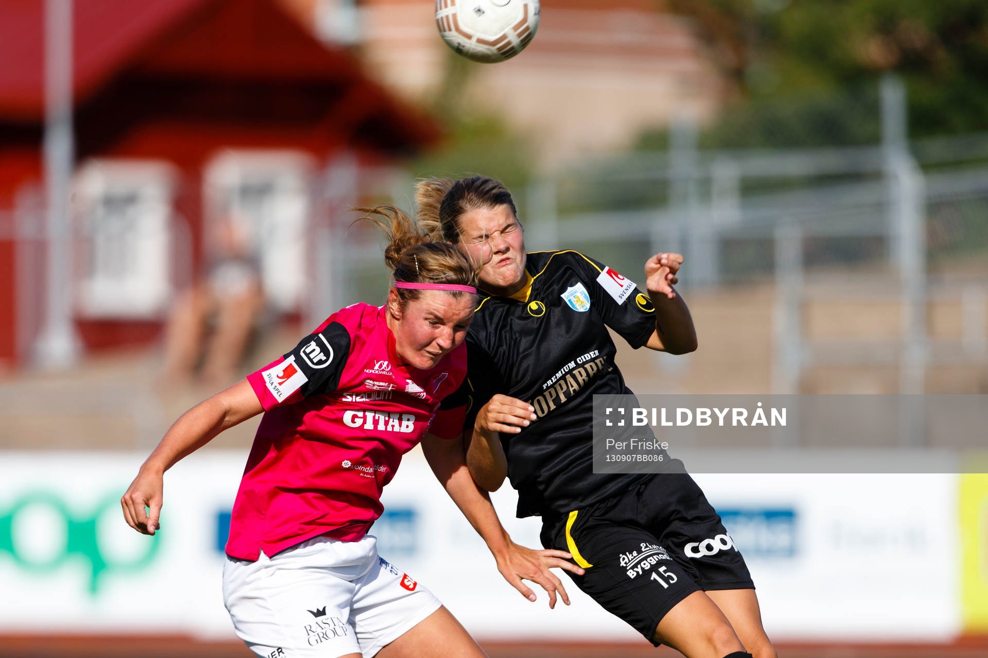 Jitex Elin Sandgren och Kopparberg Göteborgs Andrine Hegerberg i en nickduell under fotbollsmatchen mellan Kopparbergs Göteborg och Jitex i Damallsvenskan den 7 september 2013 i Göteborg.