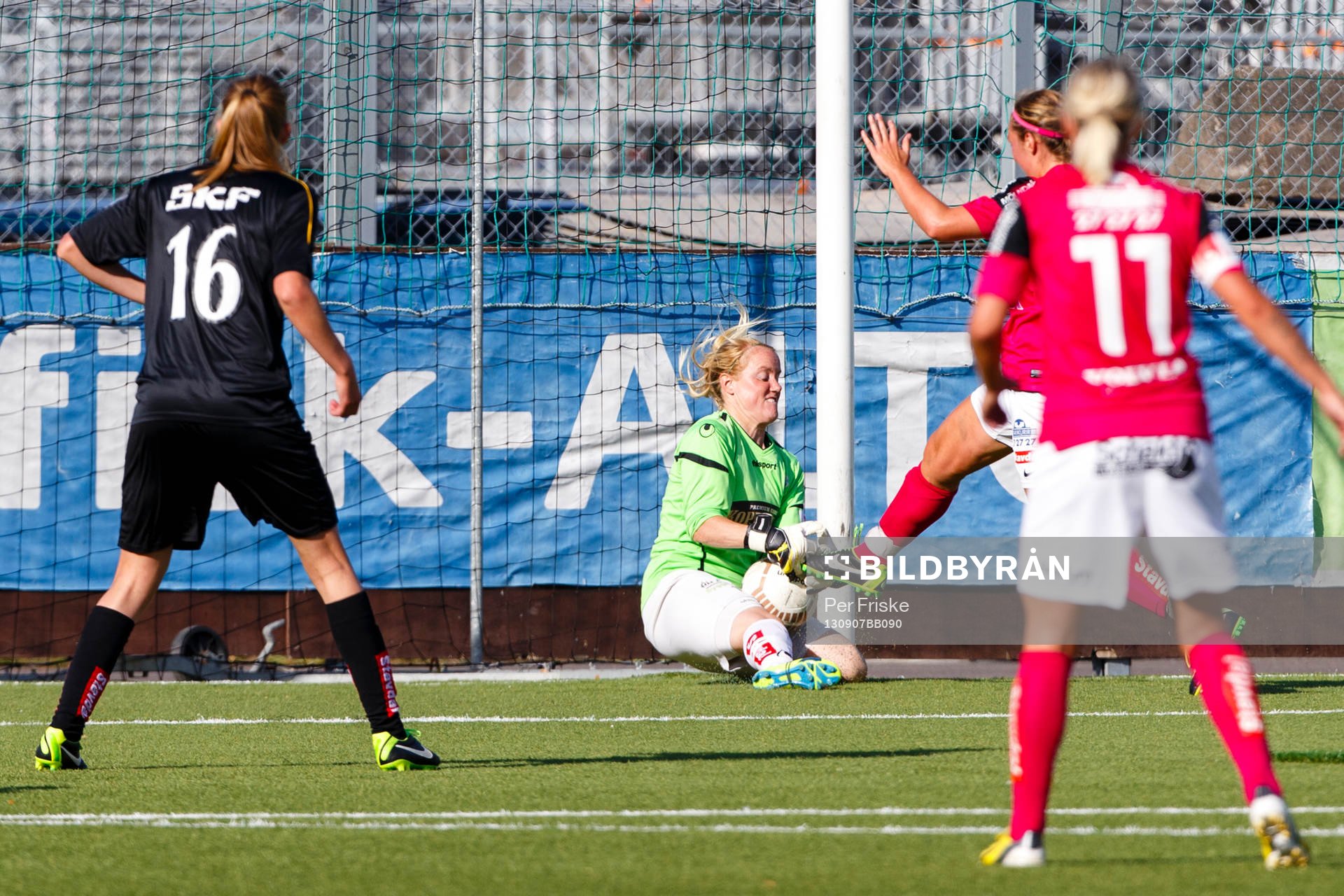 Kopparberg Göteborgs målvakt Kristin Hammarström i kamp