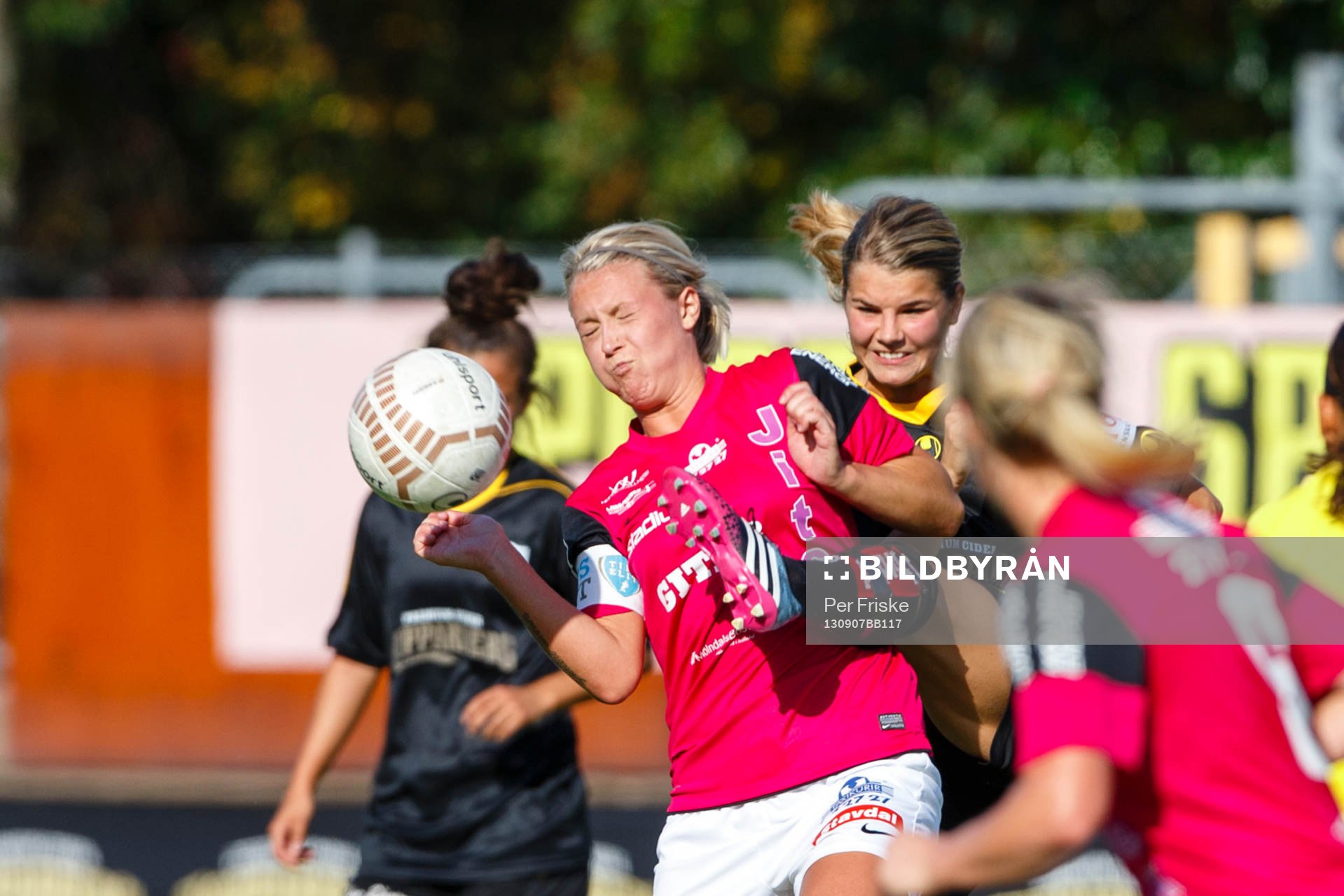 Kopparberg Göteborgs Andrine Hegerberg sparkar bort bollen